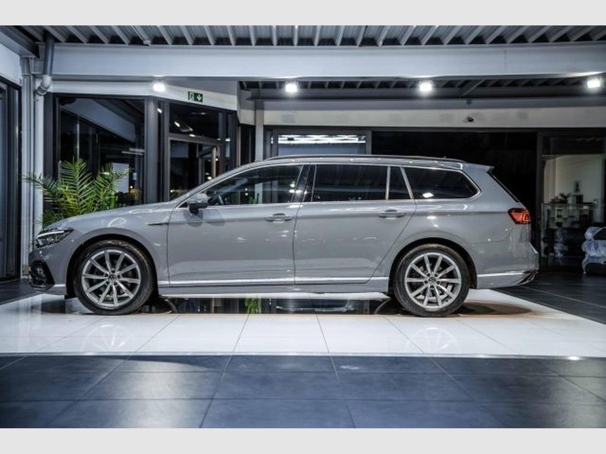 VW Passat Passat Variant 2.0 TDI DSG 2x R-Line AHK IQ RFK (2023) - Foto 11