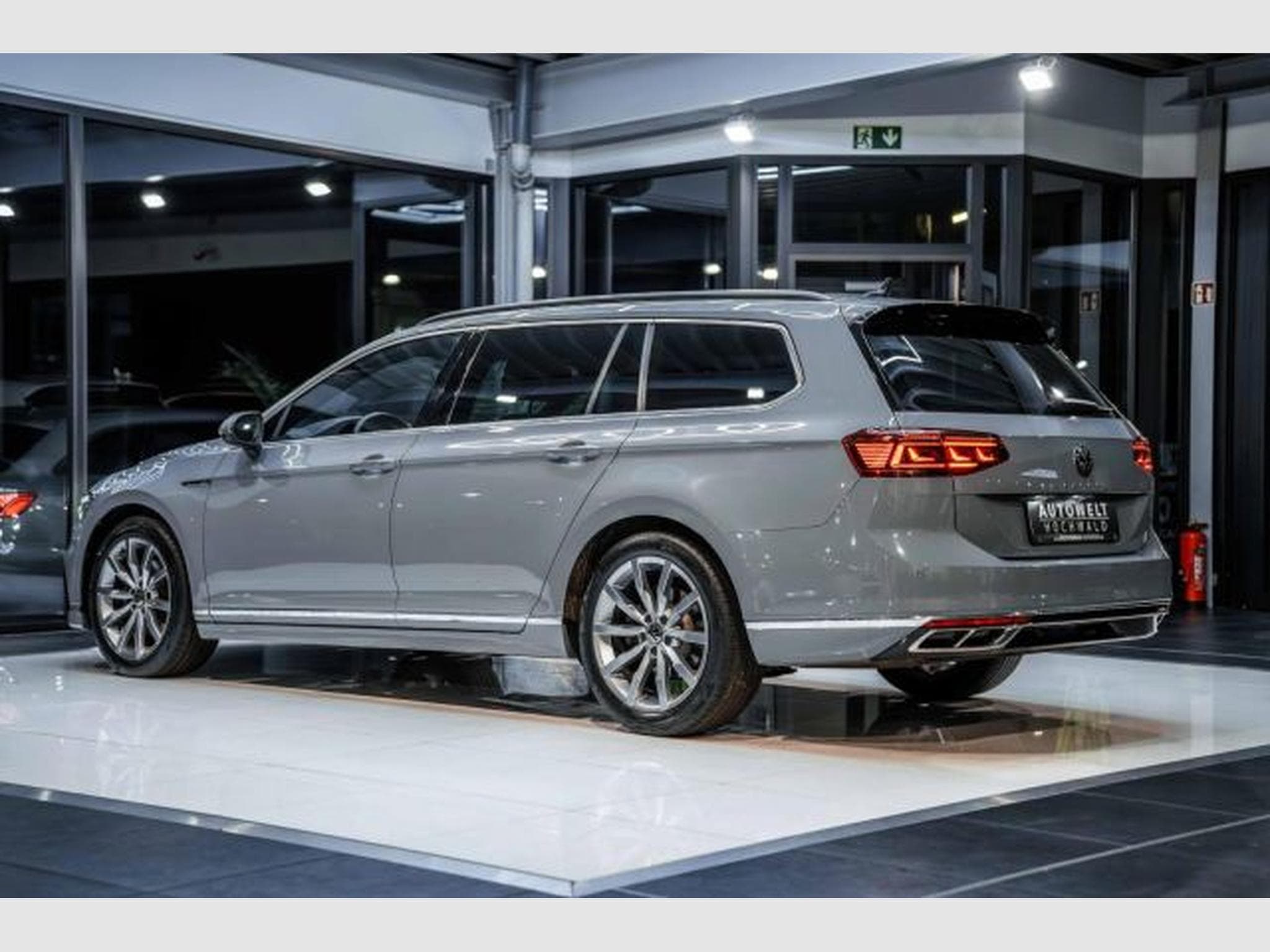 VW Passat Passat Variant 2.0 TDI DSG 2x R-Line AHK IQ RFK (2023) - Foto 14