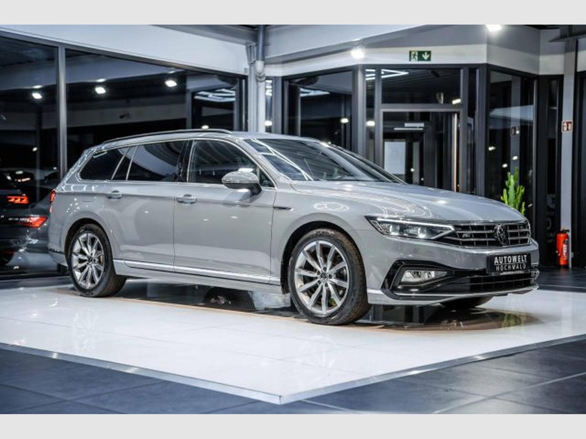 VW Passat Passat Variant 2.0 TDI DSG 2x R-Line AHK IQ RFK (2023) - Foto 6
