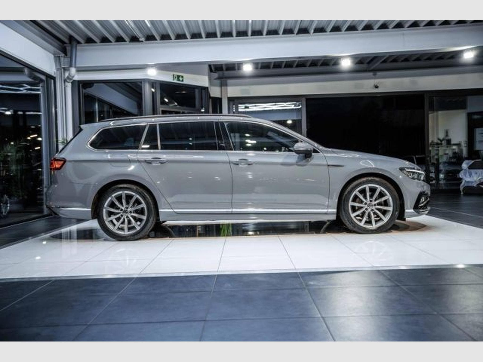 VW Passat Passat Variant 2.0 TDI DSG 2x R-Line AHK IQ RFK (2023) - Foto 7