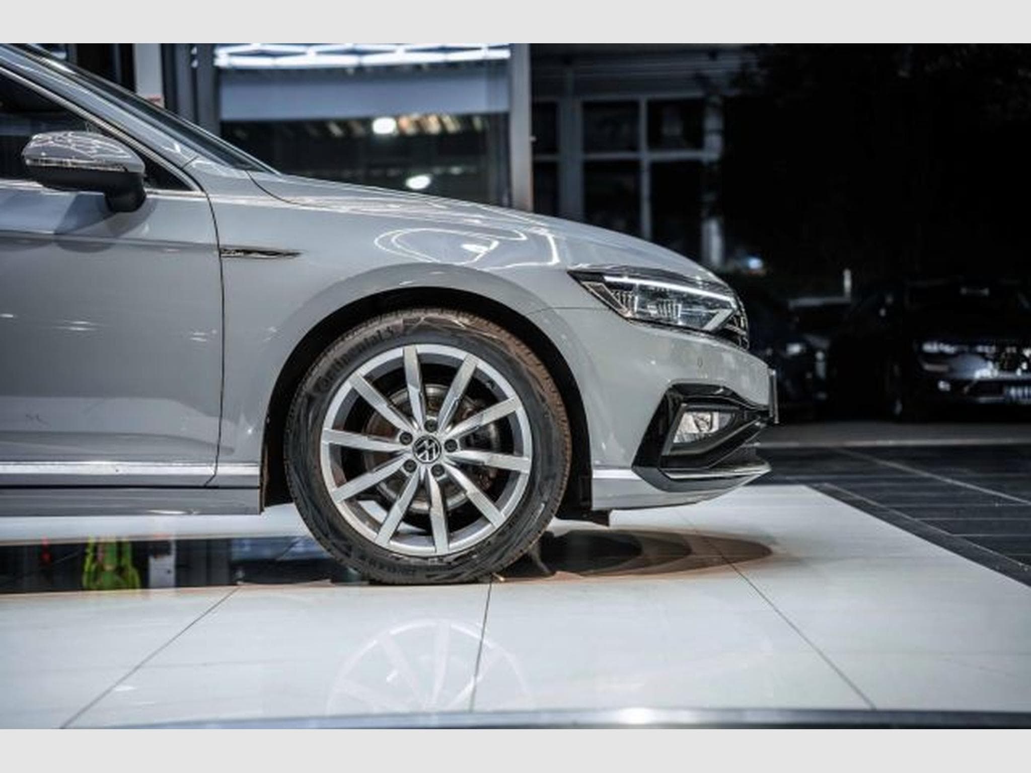 VW Passat Passat Variant 2.0 TDI DSG 2x R-Line AHK IQ RFK (2023) - Foto 9