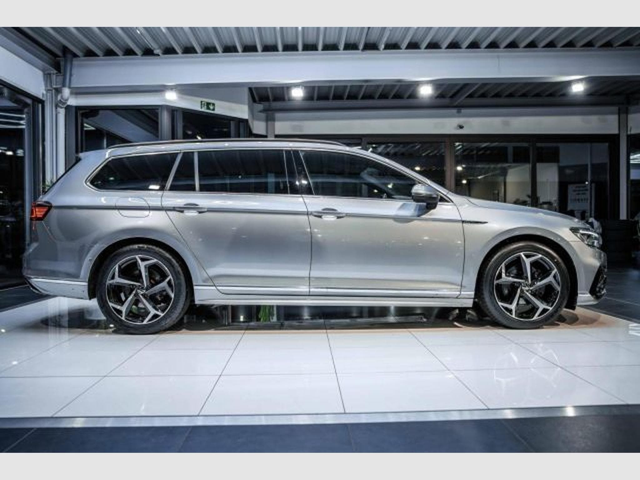 VW Passat Passat Variant 2.0 TDI DSG 3x R-Line IQ RFK AHK (2023) - Foto 7