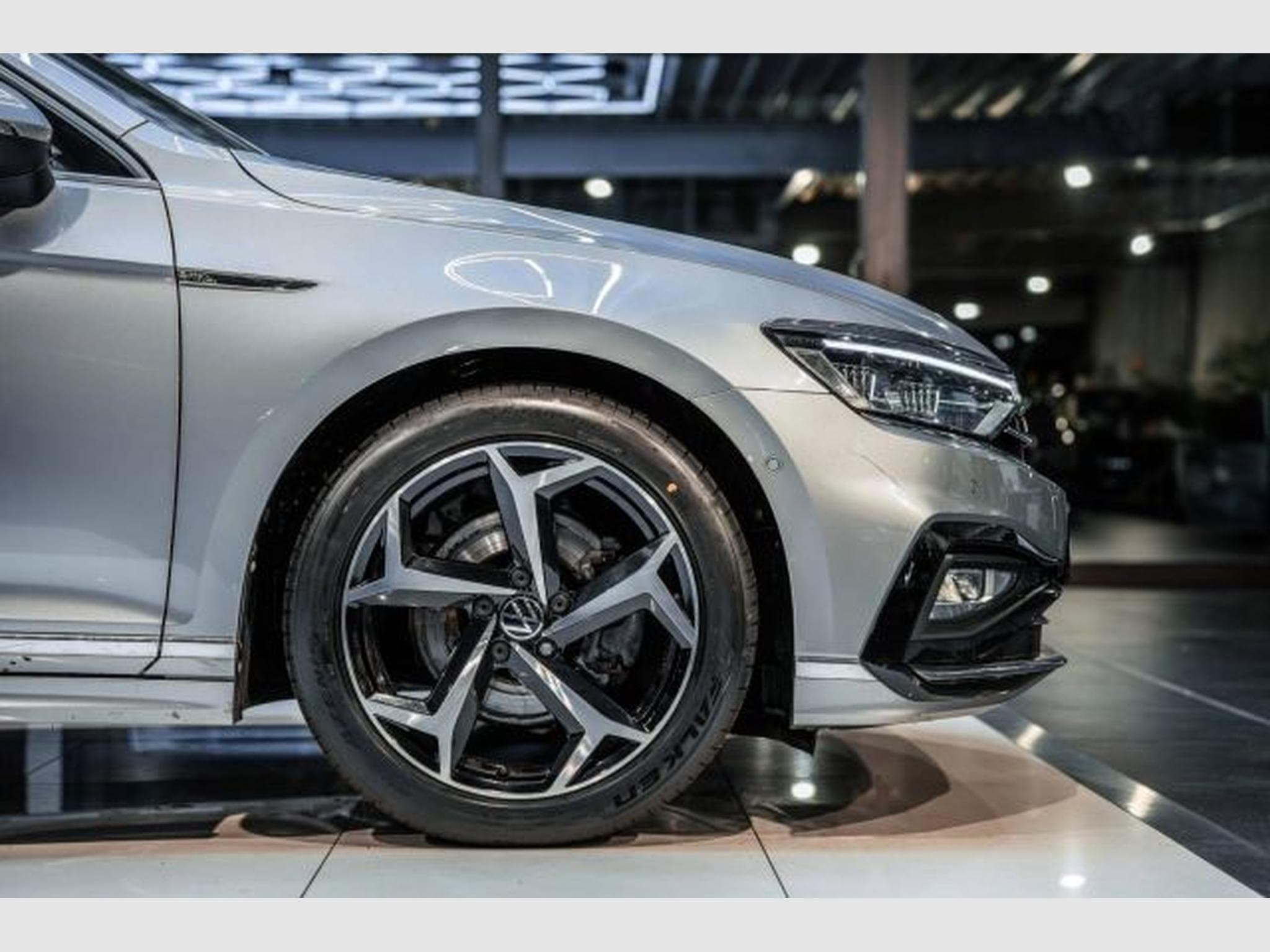 VW Passat Passat Variant 2.0 TDI DSG 3x R-Line IQ RFK AHK (2023) - Foto 9