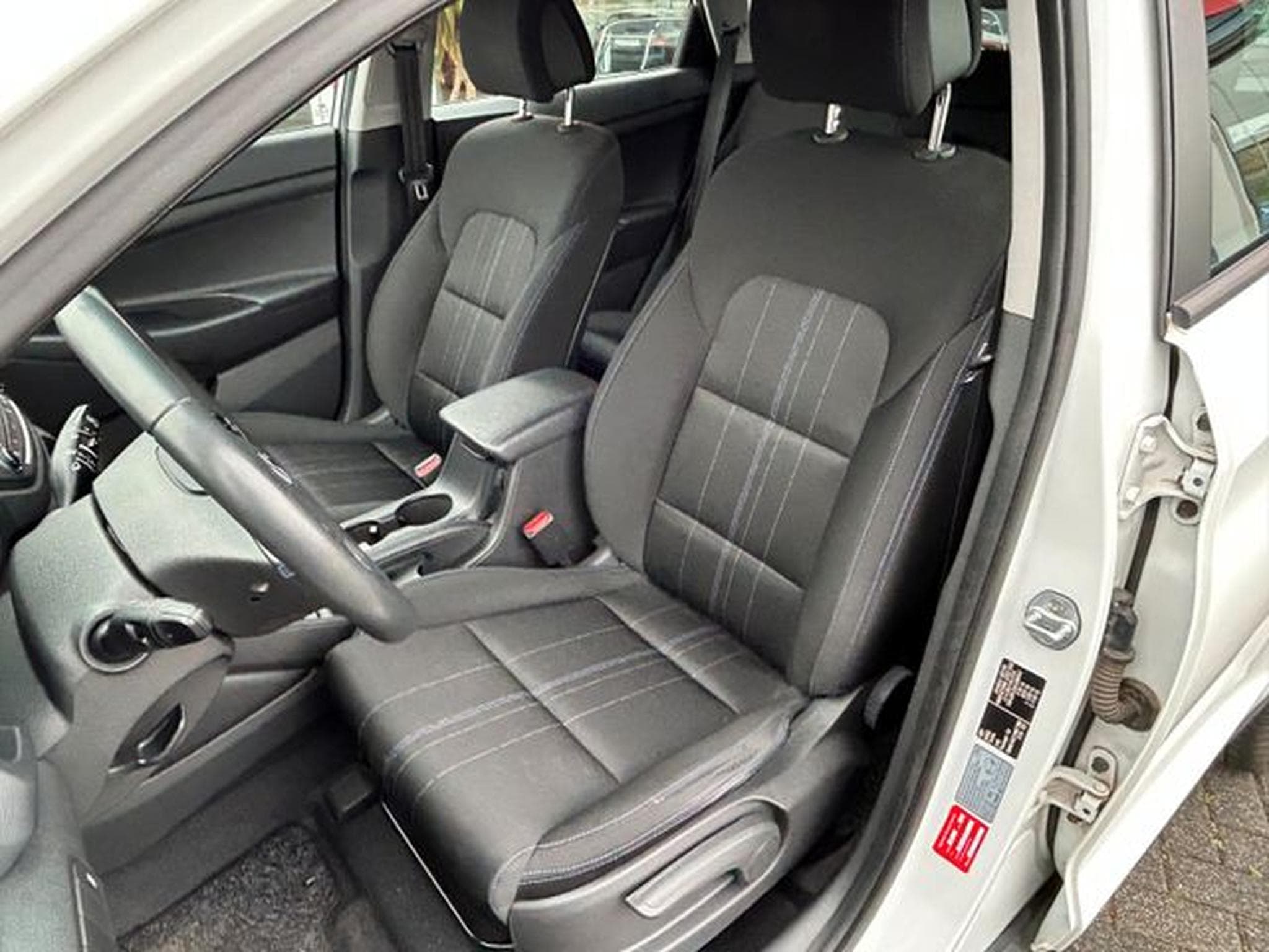 Hyundai TUCSON TUCSON 1,6 Go+ 2WD 1. Hand Navi Kamera Tempo AHK (2017) - Foto 10