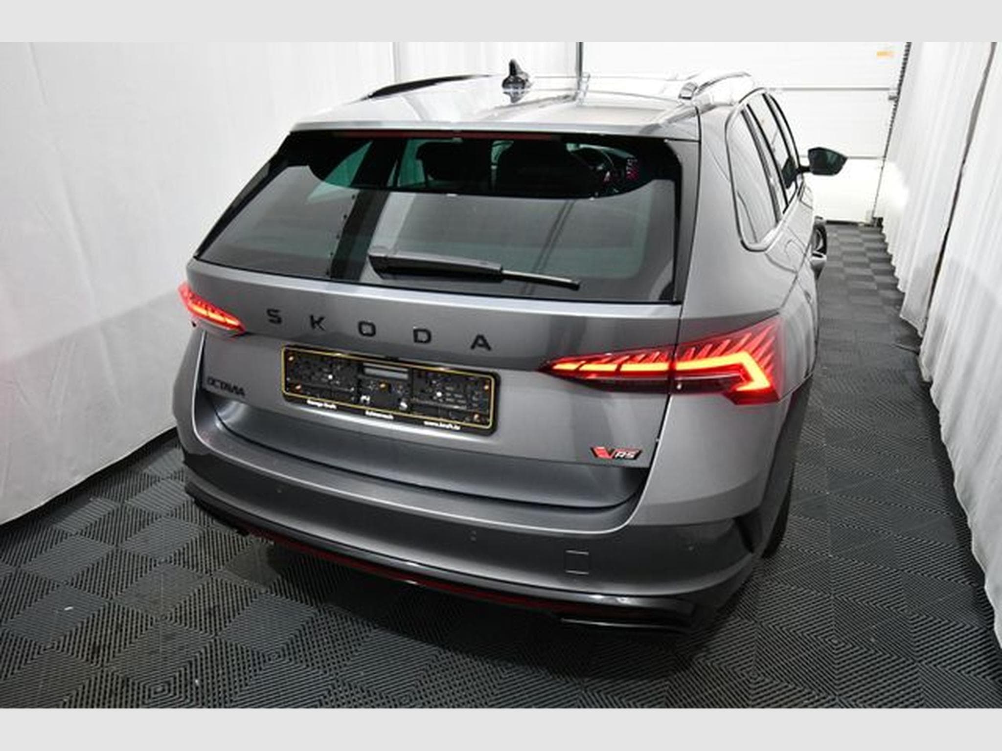 Skoda Octavia Octavia Combi 2.0 TSI RS, AHK, Pano., 19", Canto (2024) - Foto 3