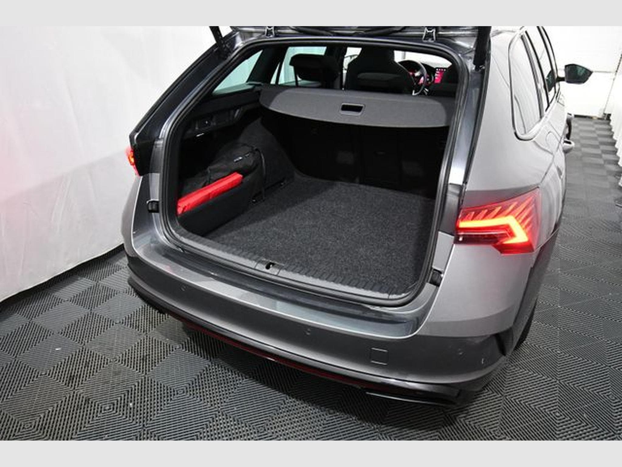 Skoda Octavia Octavia Combi 2.0 TSI RS, AHK, Pano., 19", Canto (2024) - Foto 4