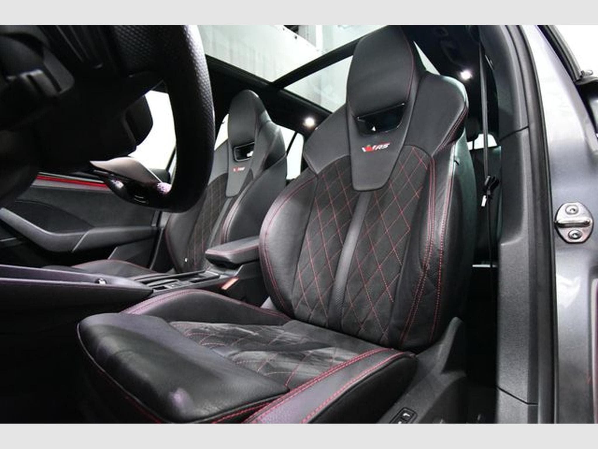 Skoda Octavia Octavia Combi 2.0 TSI RS, AHK, Pano., 19", Canto (2024) - Foto 6