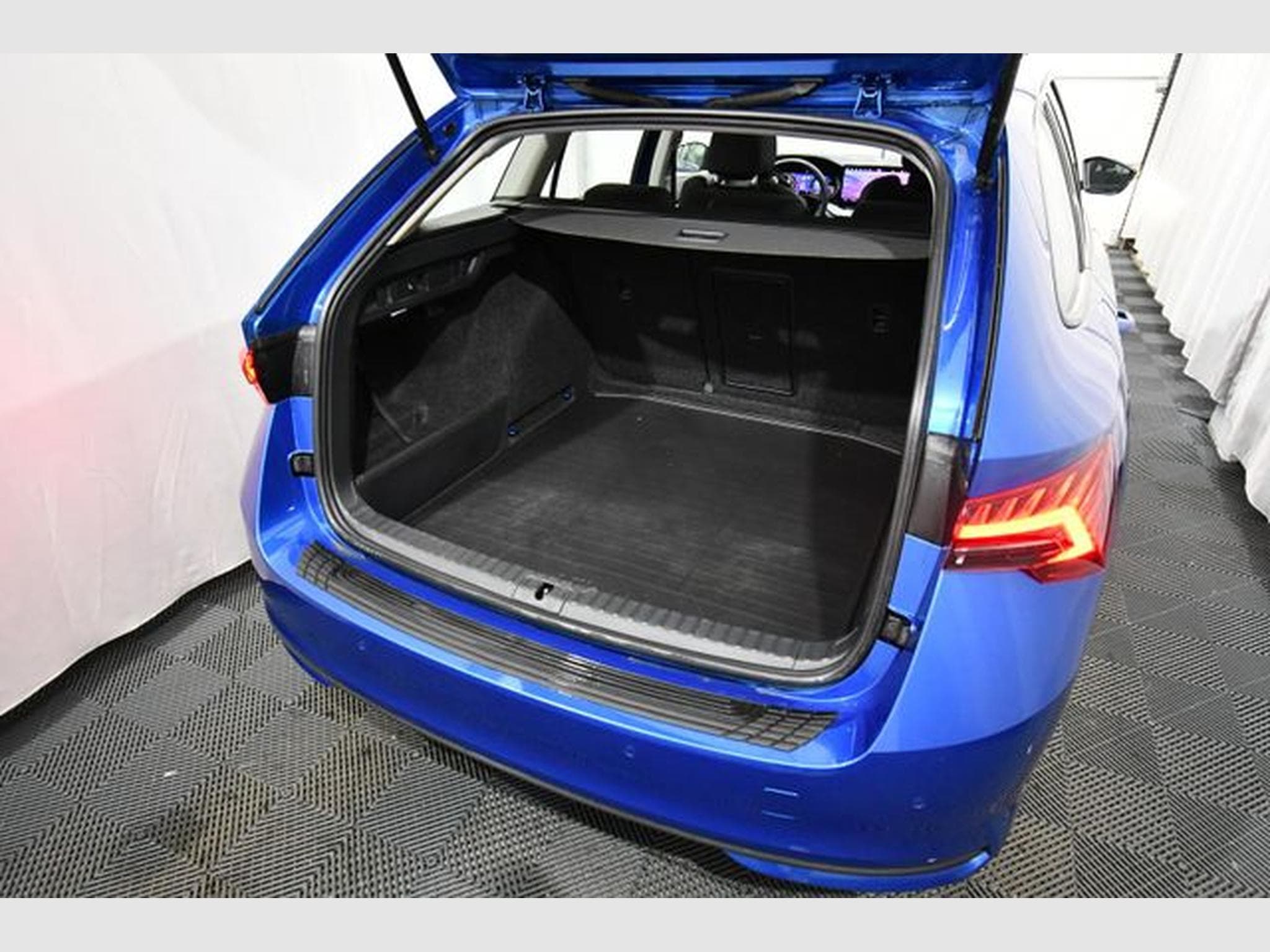 Skoda Octavia Octavia Combi 2.0 TDI Selection, Pano., Stand-Hz (2024) - Foto 4