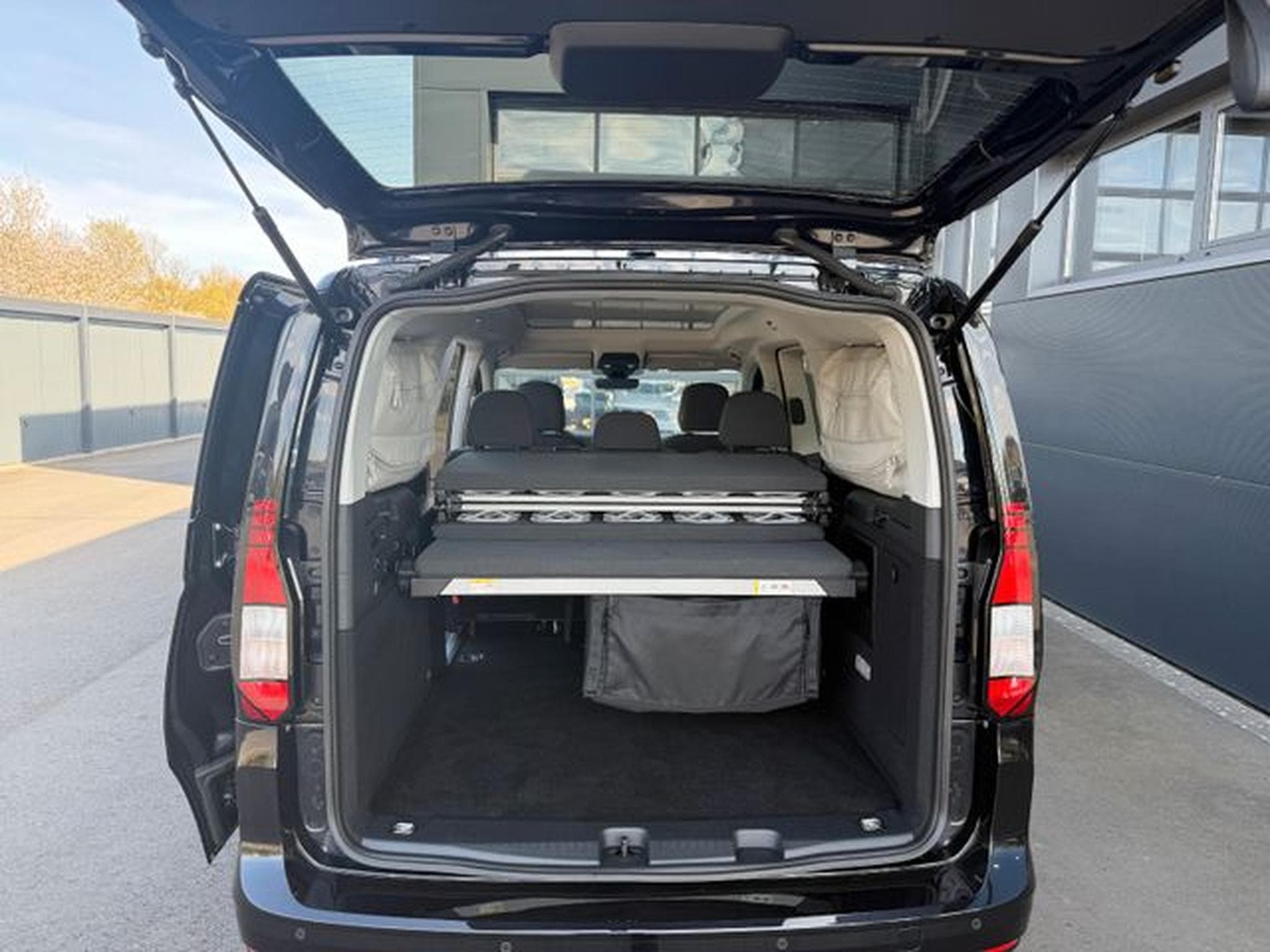 VW Caddy Caddy Maxi California 1.5TSI DSG Pano 18" AHK (2024) - Photo 12