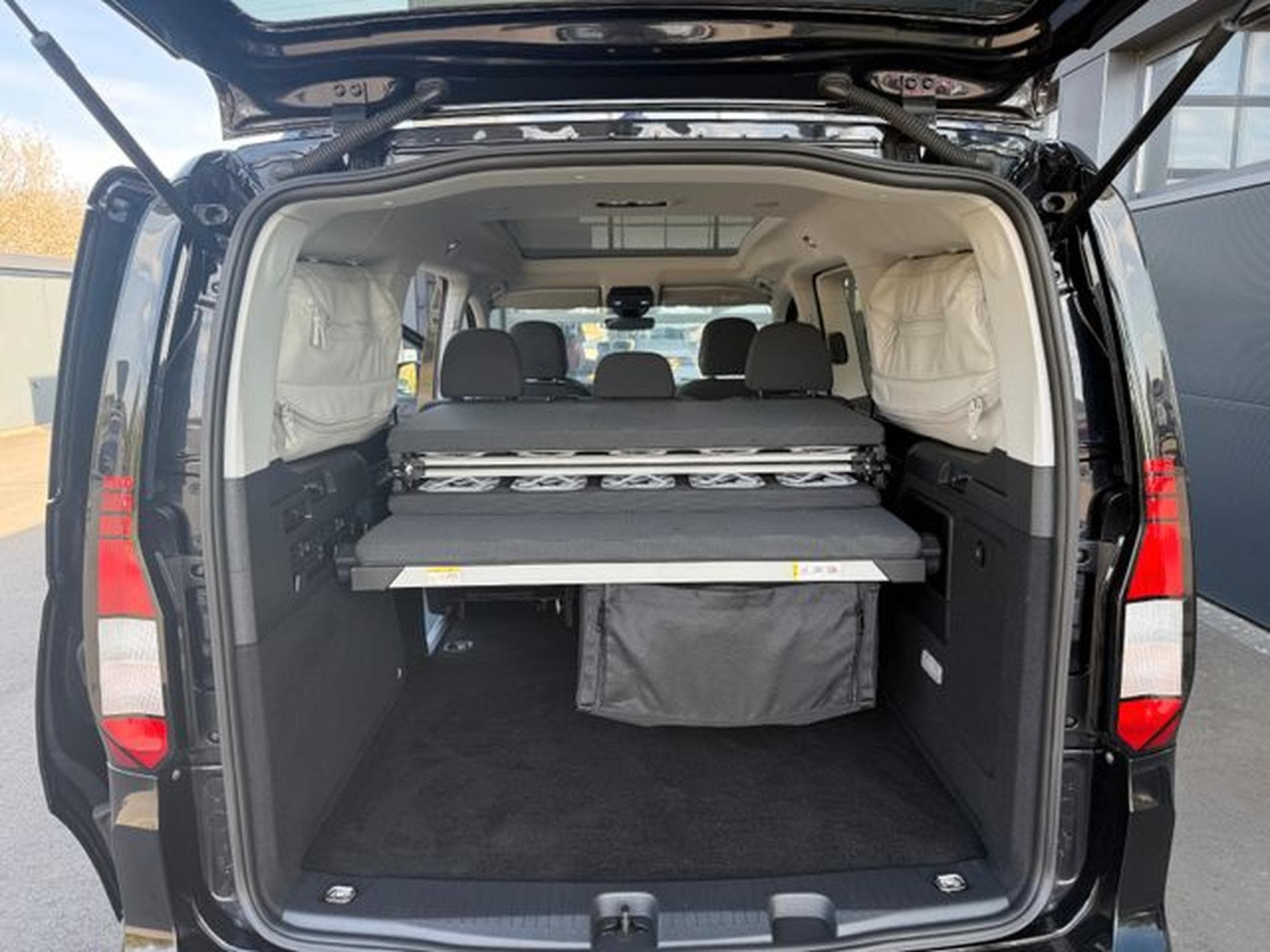 VW Caddy Caddy Maxi California 1.5TSI DSG Pano 18" AHK (2024) - Photo 13