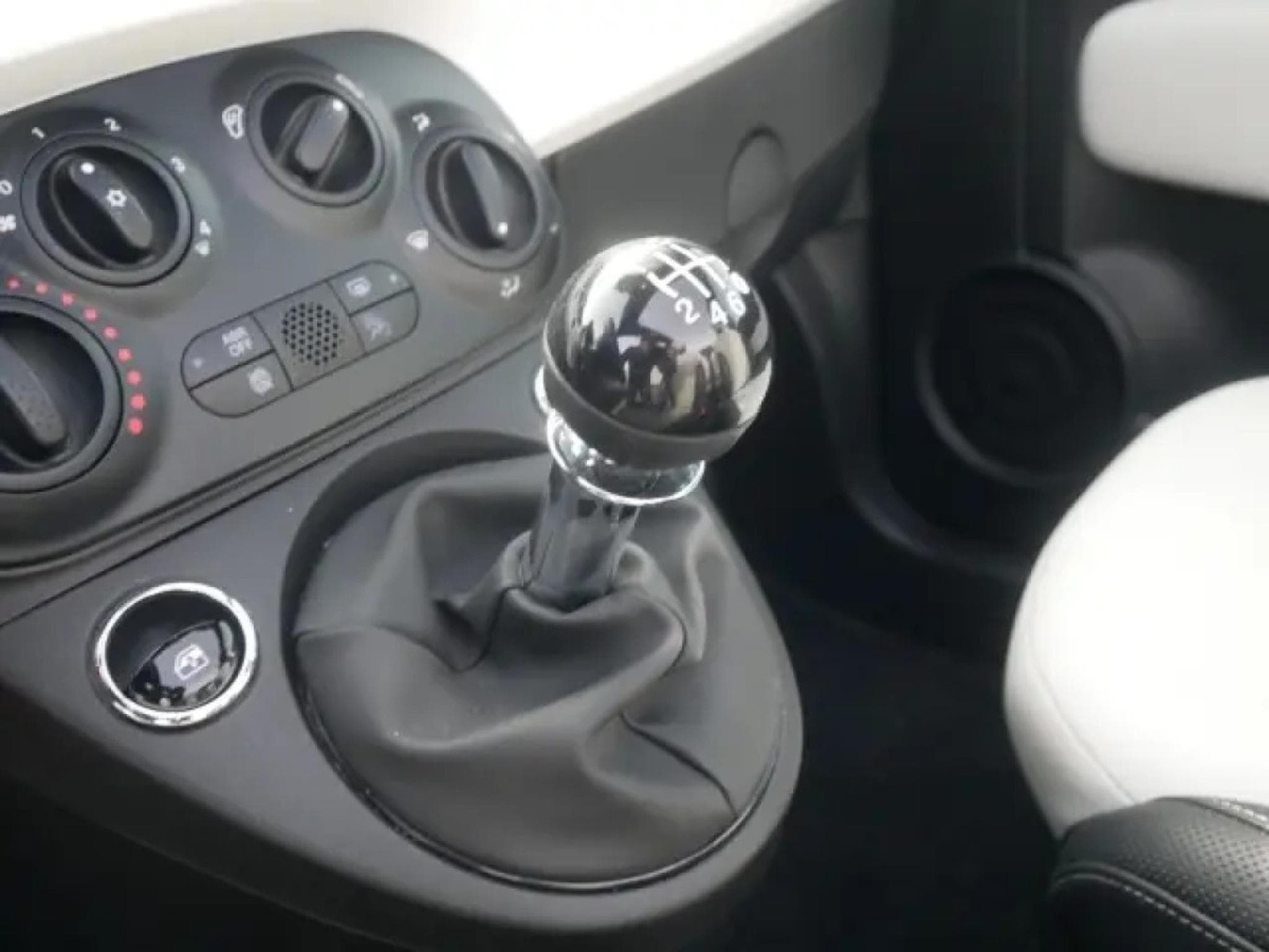 Fiat 500 1.0 GSE HYBRID DOLCEVITA (2022) - Photo 22