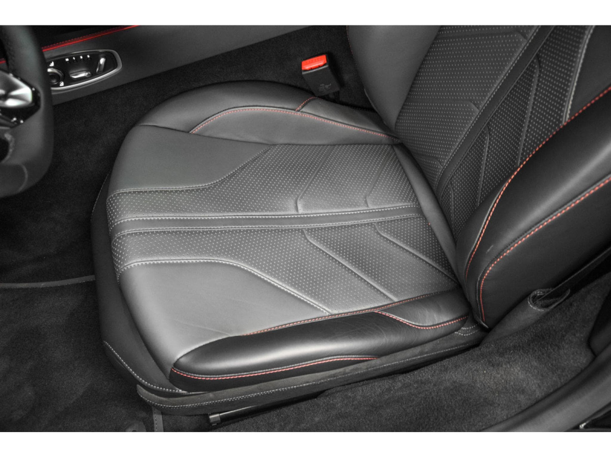 Aston-Martin V8 Vantage V8 Coupé (2025) - Photo 25