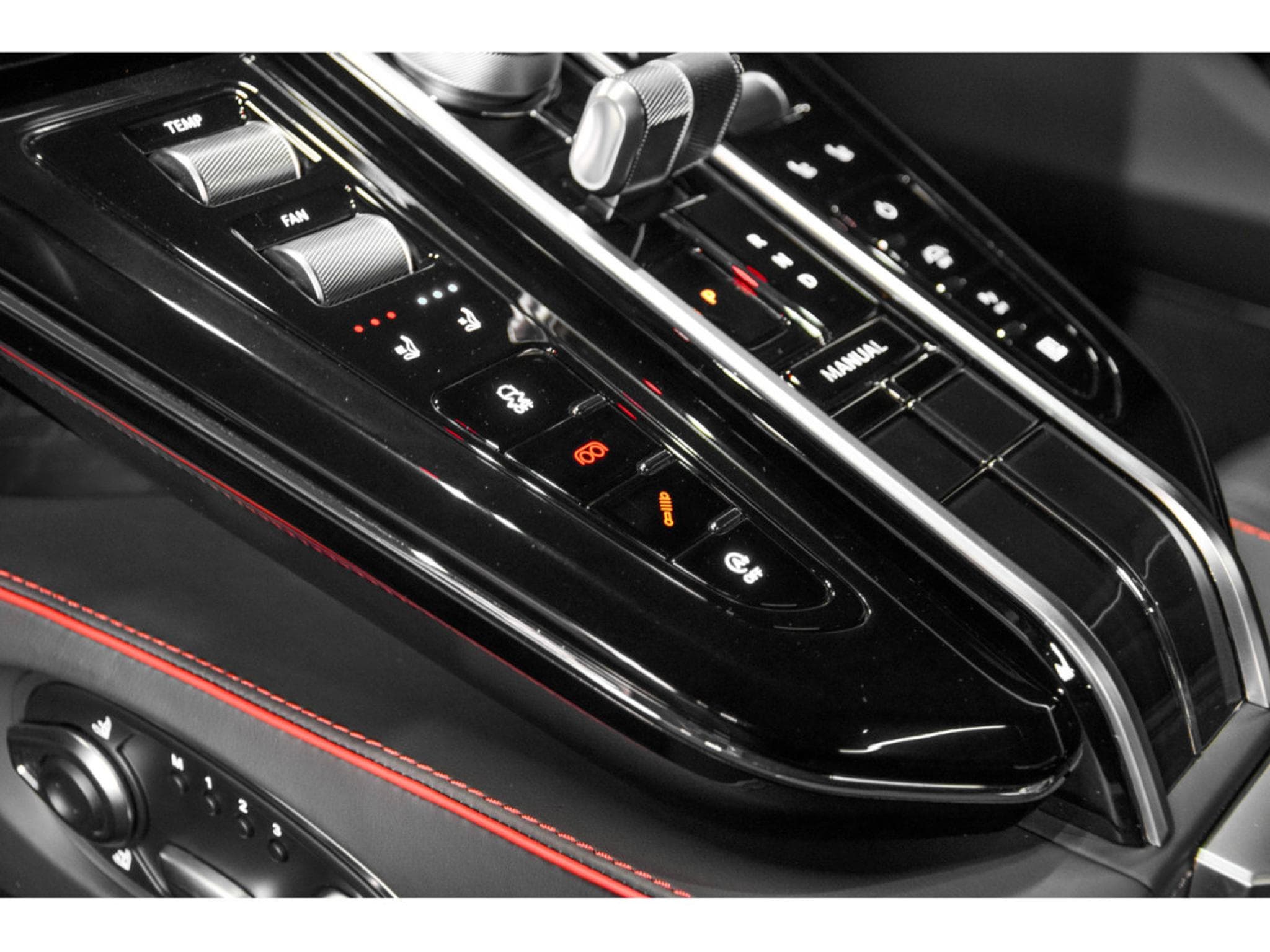 Aston-Martin V8 Vantage V8 Coupé (2025) - Photo 26