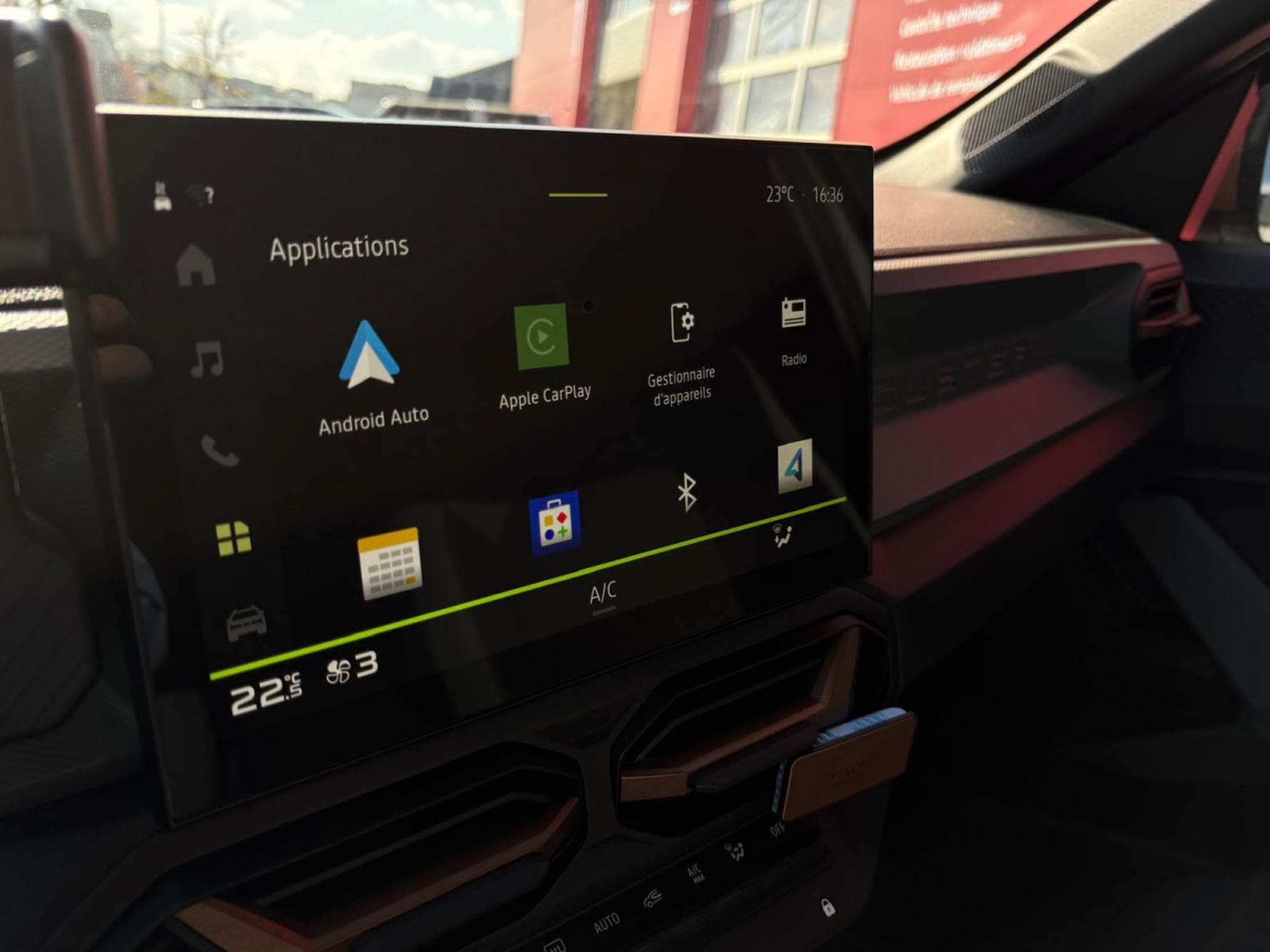 Dacia Duster 1.6 HYBRID 140CV EXTREME (2024) - Photo 19