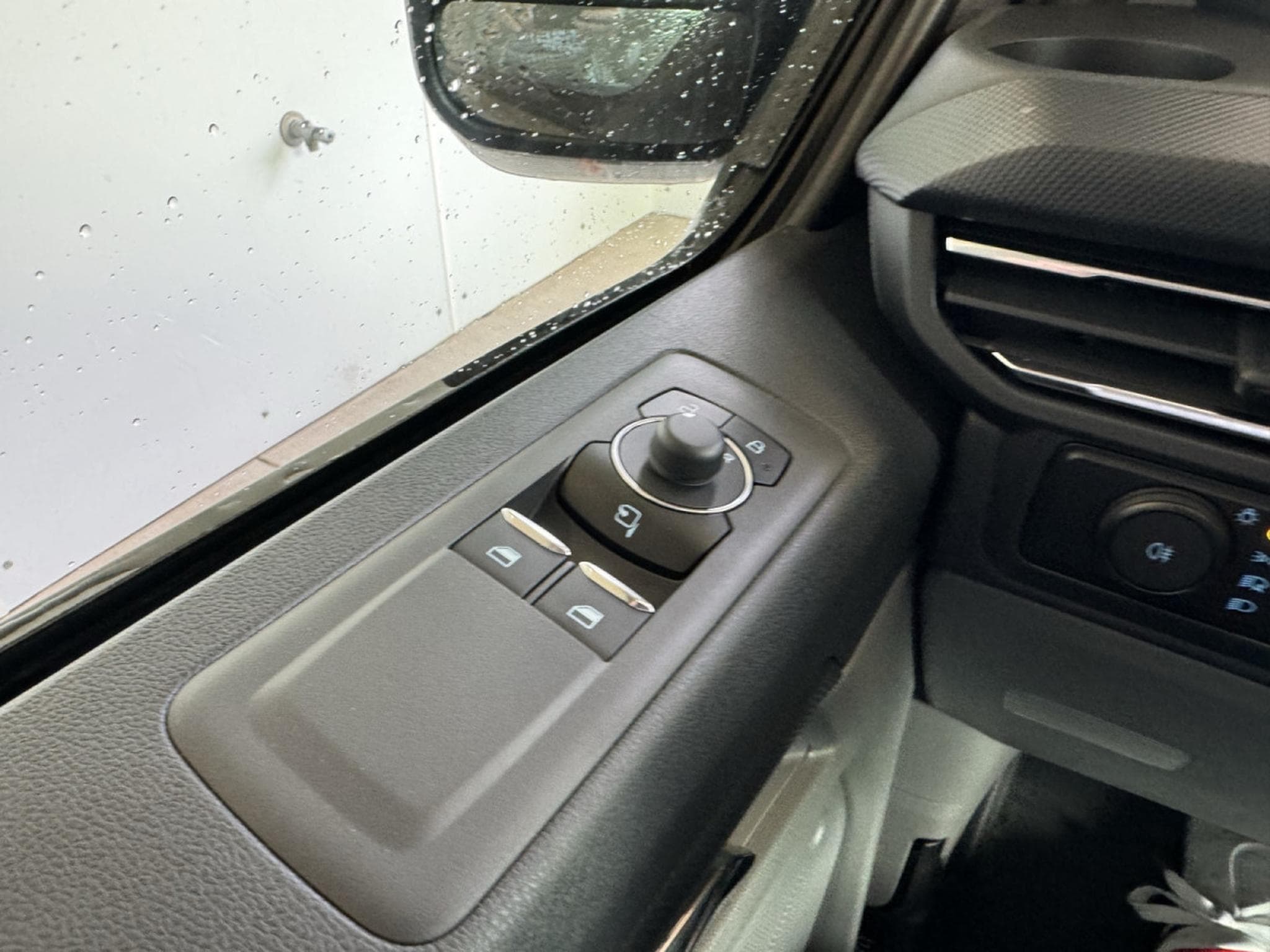 Ford Transit 2.0 ECOBLUE 170 BVA L2H1 Limitited (2025) - Foto 14