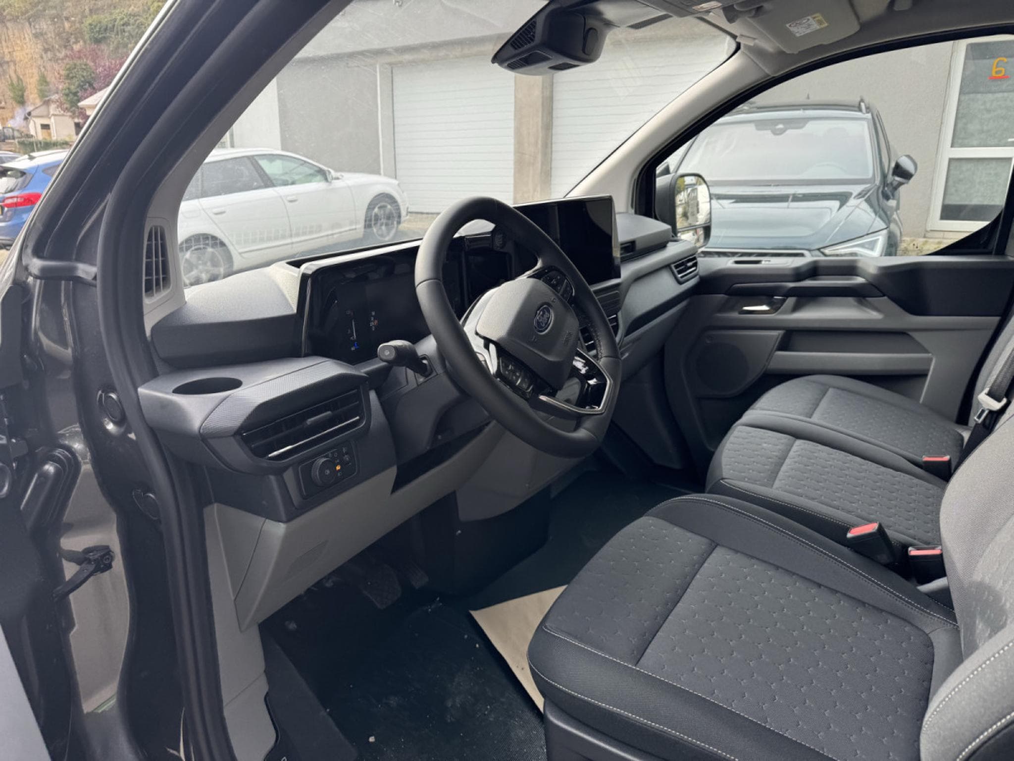 Ford Transit 2.0 ECOBLUE 170 BVA L2H1 Limitited (2025) - Foto 9