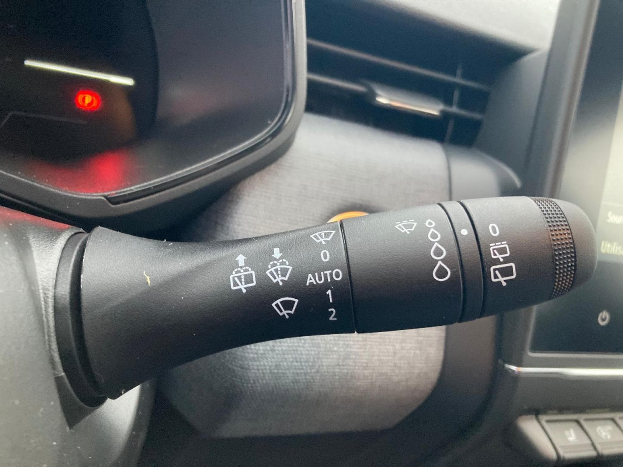 Renault Clio 1.5 dCi 101 Evolution (2025) - Photo 19