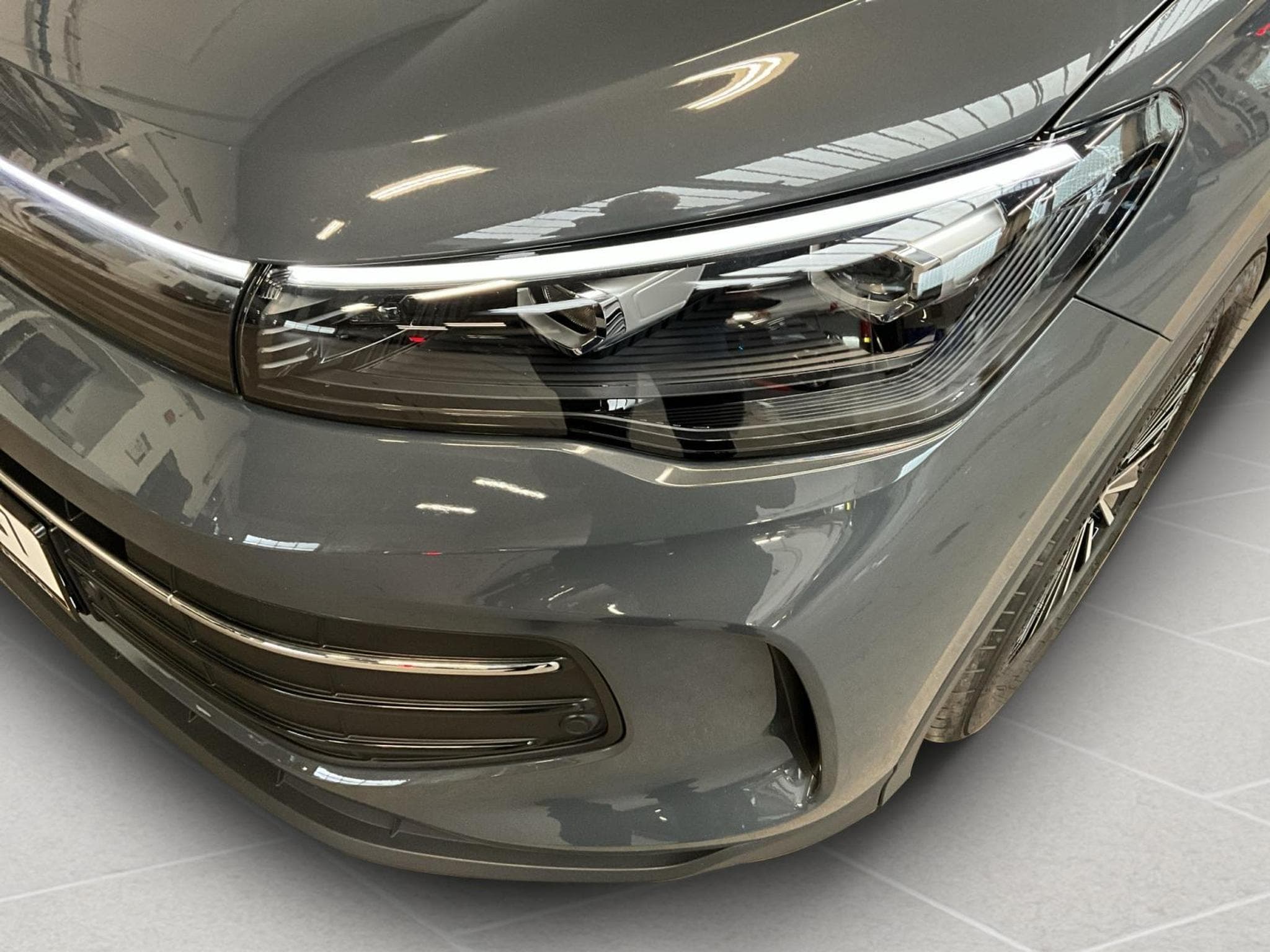 VW Tiguan Life+DSG+LED+LM18+P.Leder (2024) - Foto 17