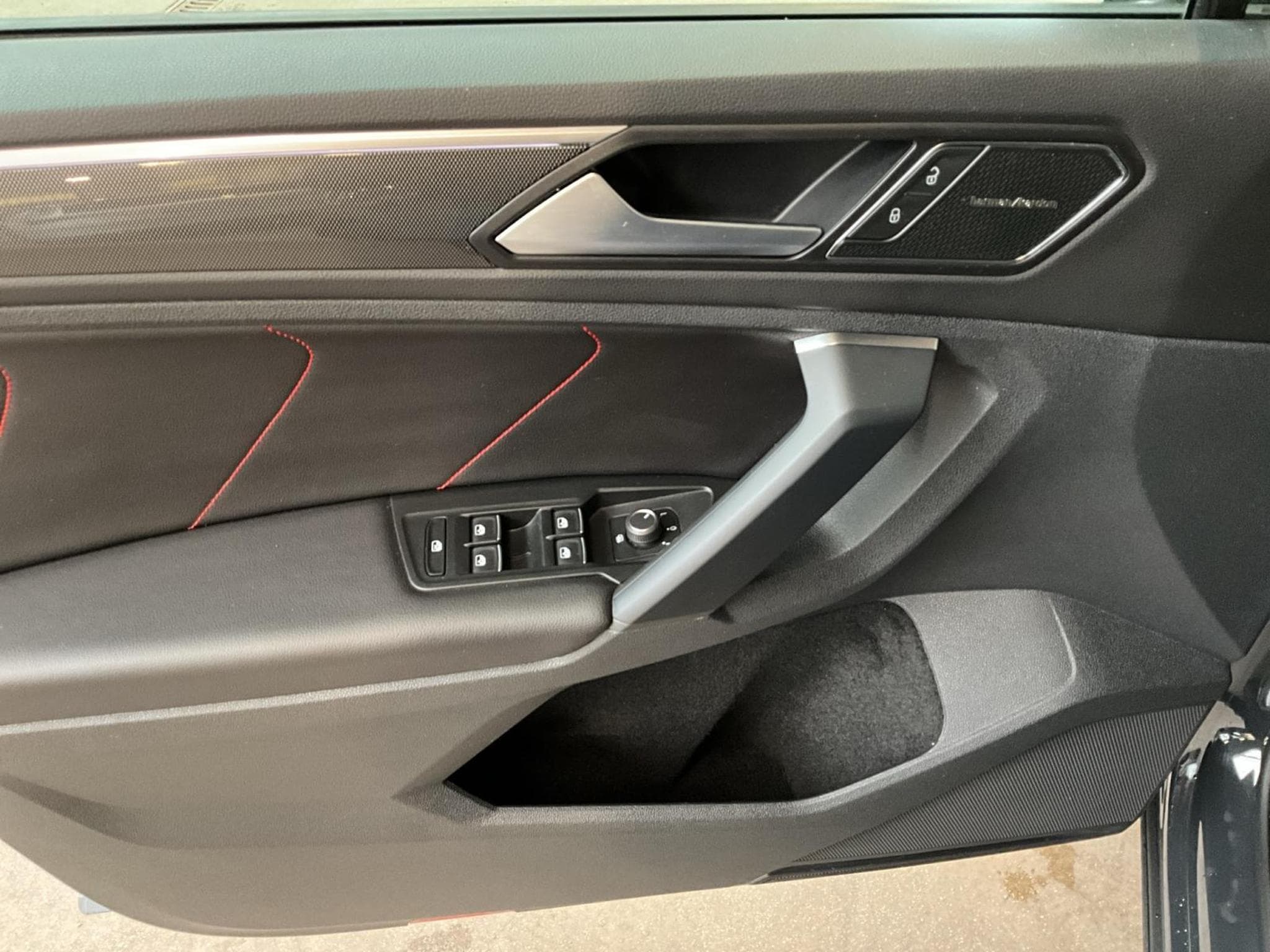 VW Tiguan Life-Urban-Sport+DSG+RearView (2024) - Photo 14