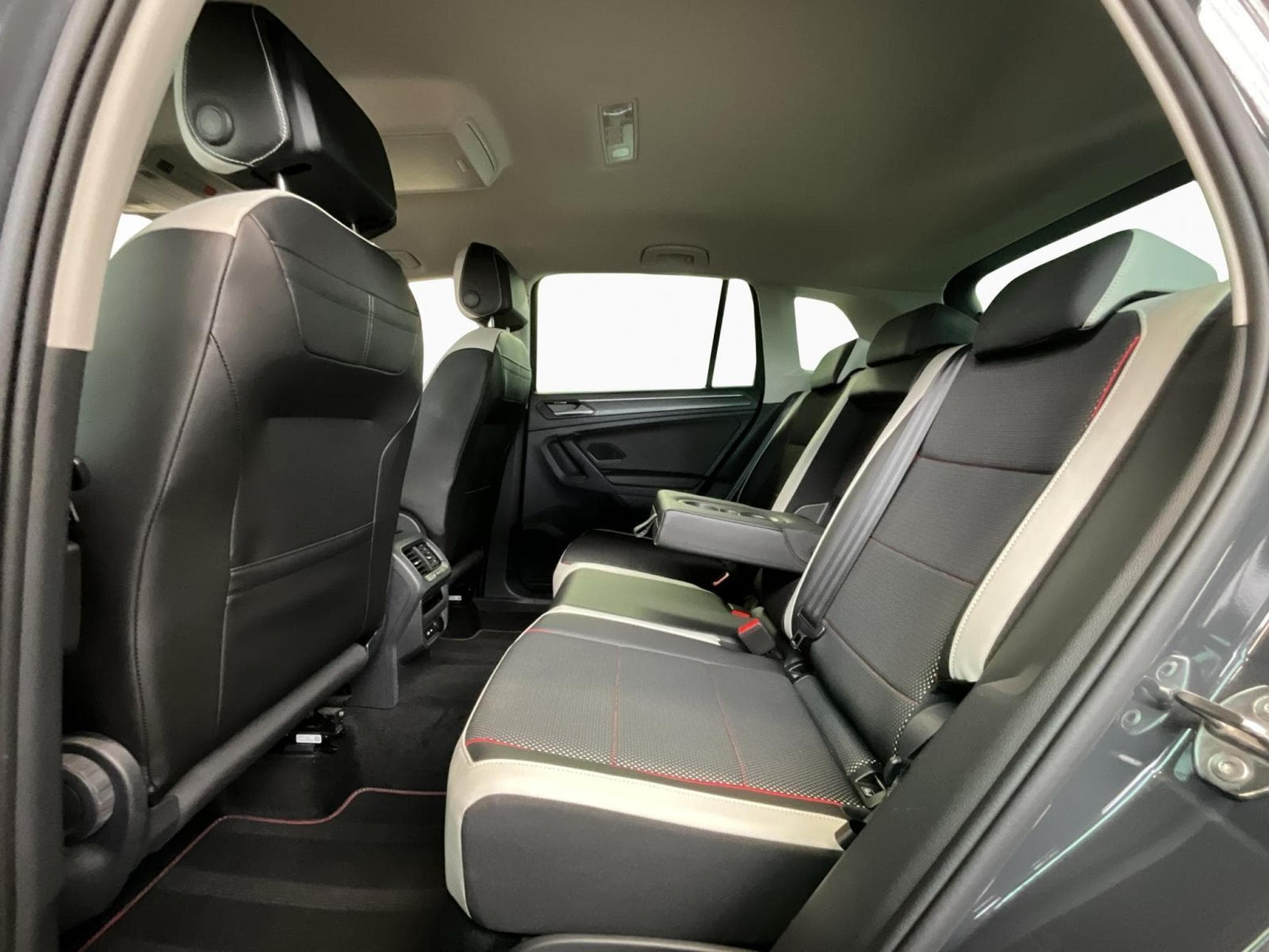 VW Tiguan Life-Urban-Sport+DSG+RearView (2024) - Photo 15