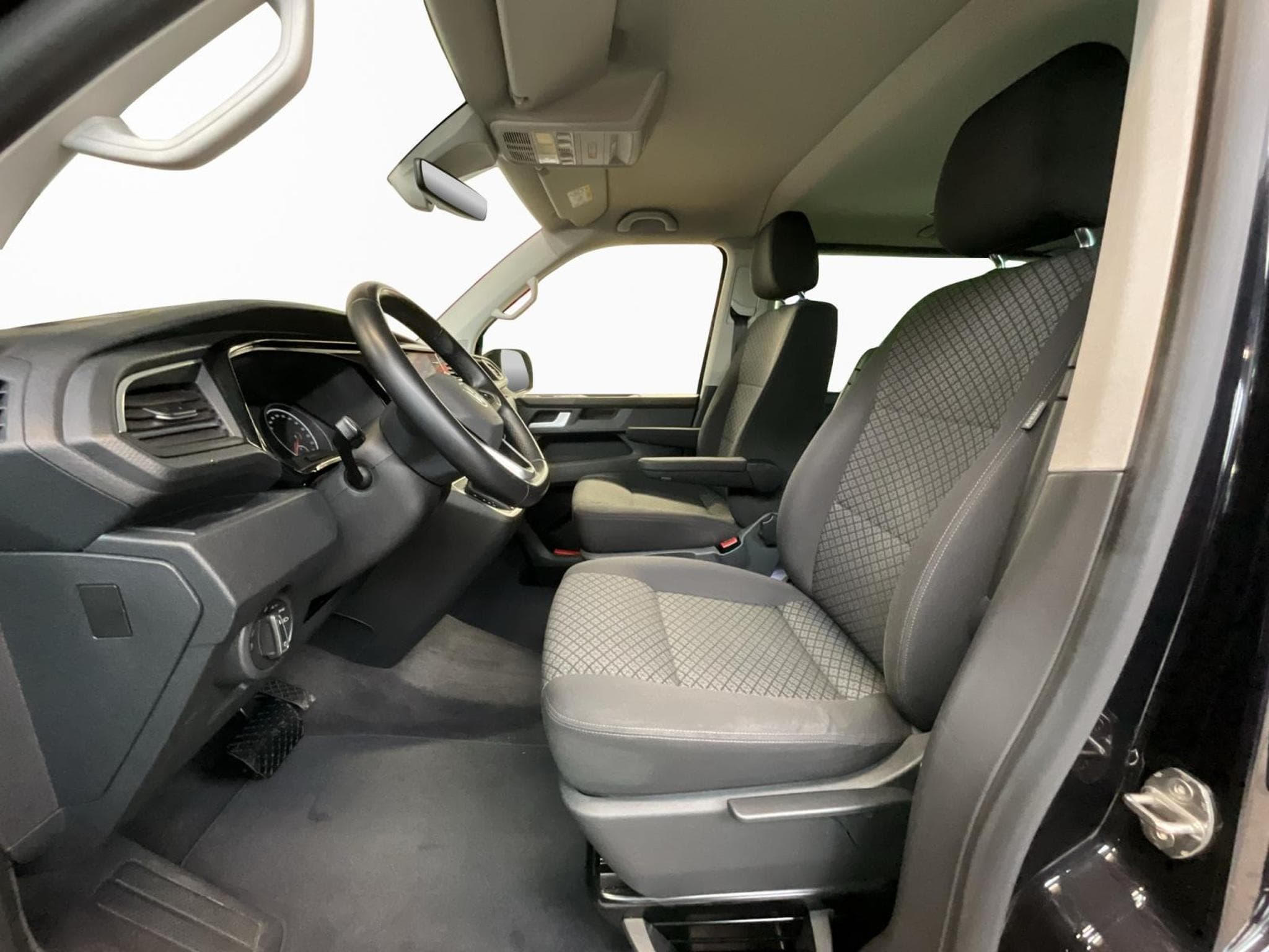 VW Multivan Trendline+DSG+7Sitze+Led+LM17 (2021) - Photo 9