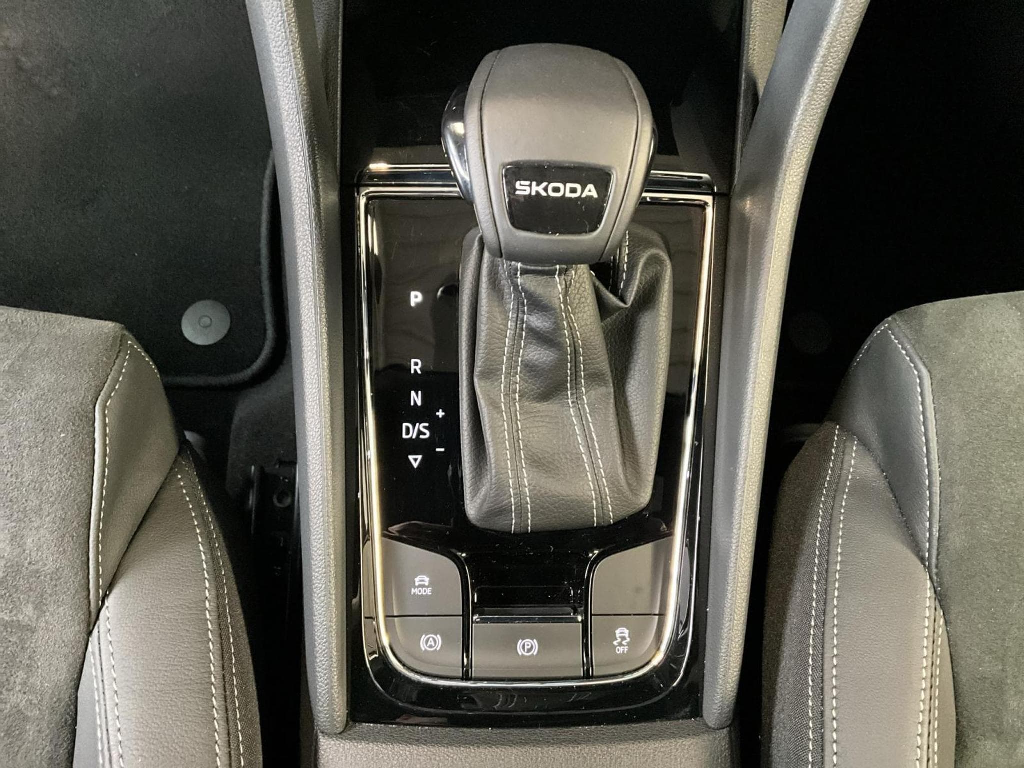 Skoda Karoq Sportline+DSG+Led+Navi (2025) - Foto 12