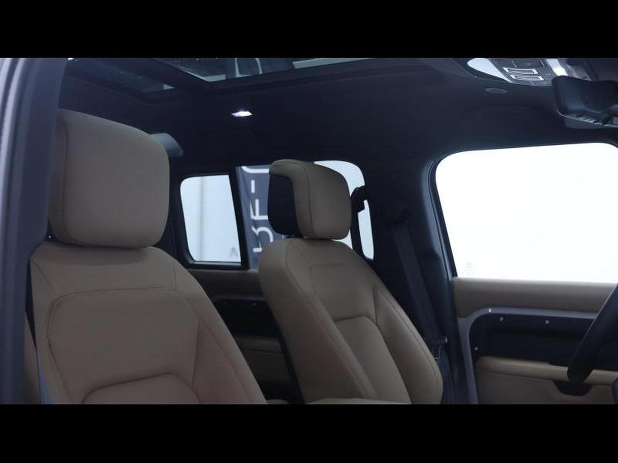 Land-Rover Defender 110 D250 X-Dynamic SE AWD Auto (2026) - Photo 11