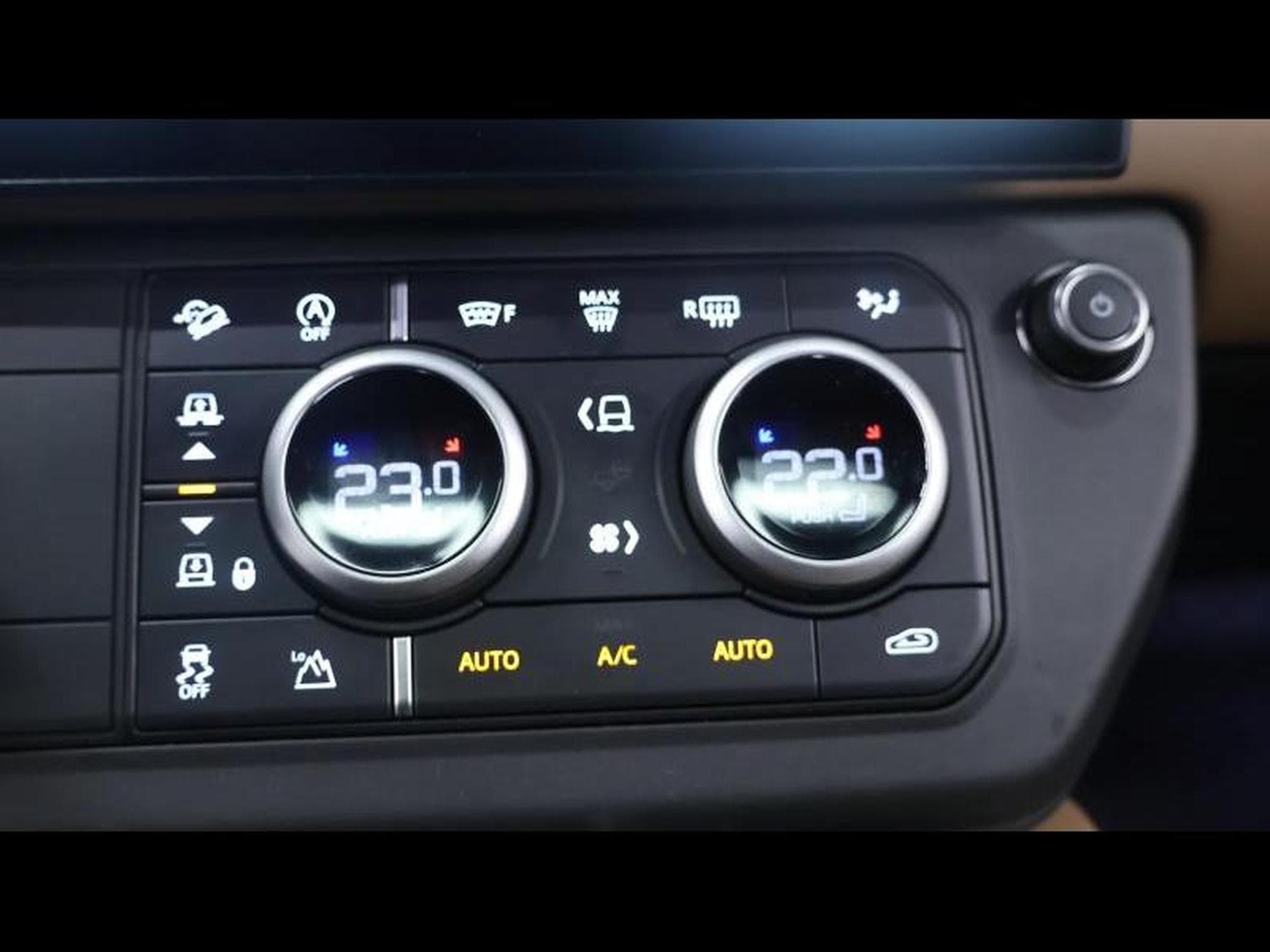 Land-Rover Defender 110 D250 X-Dynamic SE AWD Auto (2026) - Photo 18