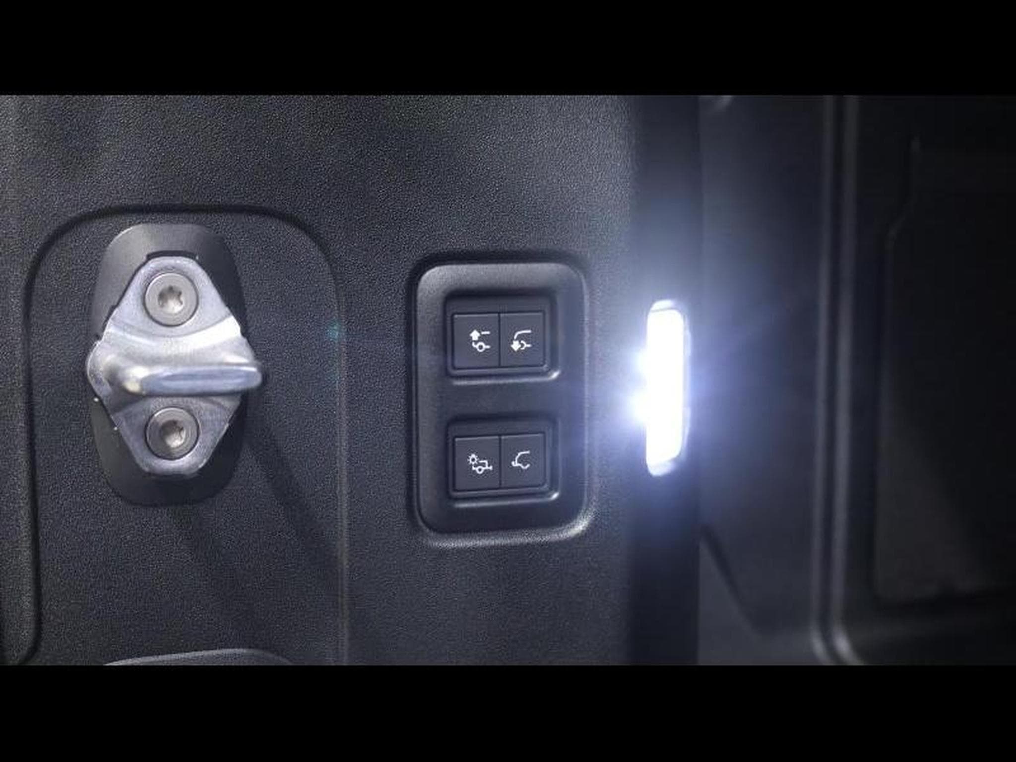 Land-Rover Defender 110 D250 X-Dynamic SE AWD Auto (2026) - Photo 25