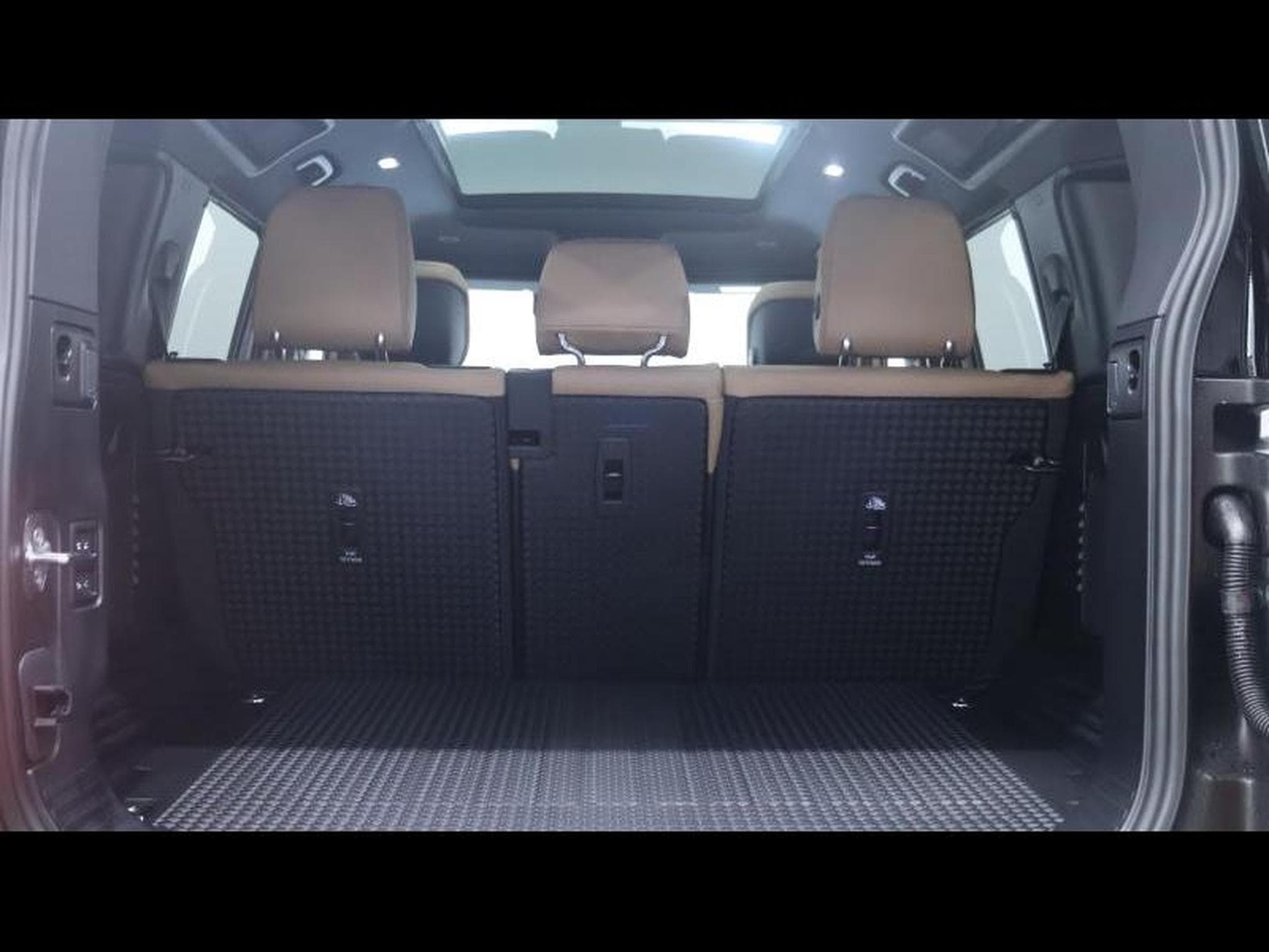 Land-Rover Defender 110 D250 X-Dynamic SE AWD Auto (2026) - Photo 6