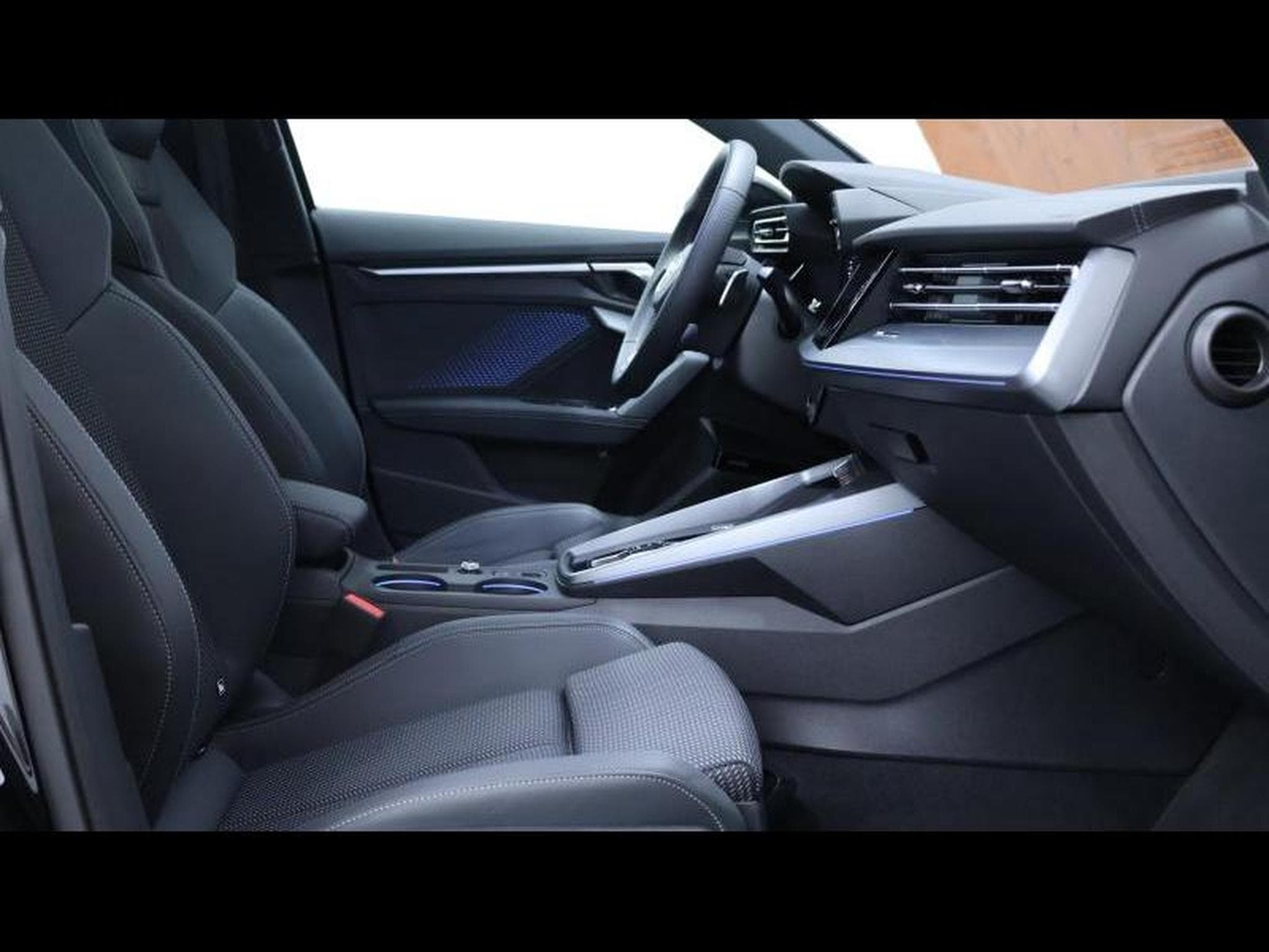 Audi A3 Sportback 35 TFSI 150 S-Line (2025) - Photo 11