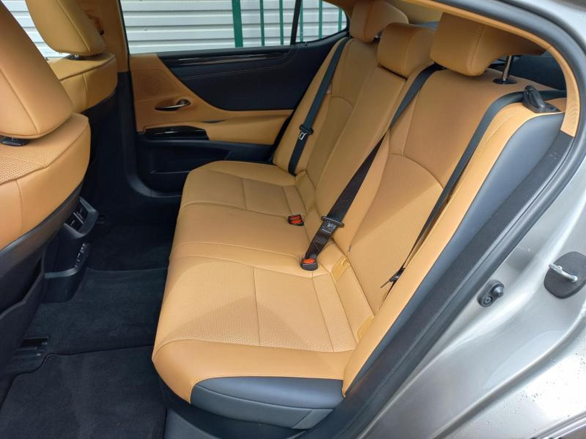 Lexus ES F SPORT Design (2023) - Photo 9