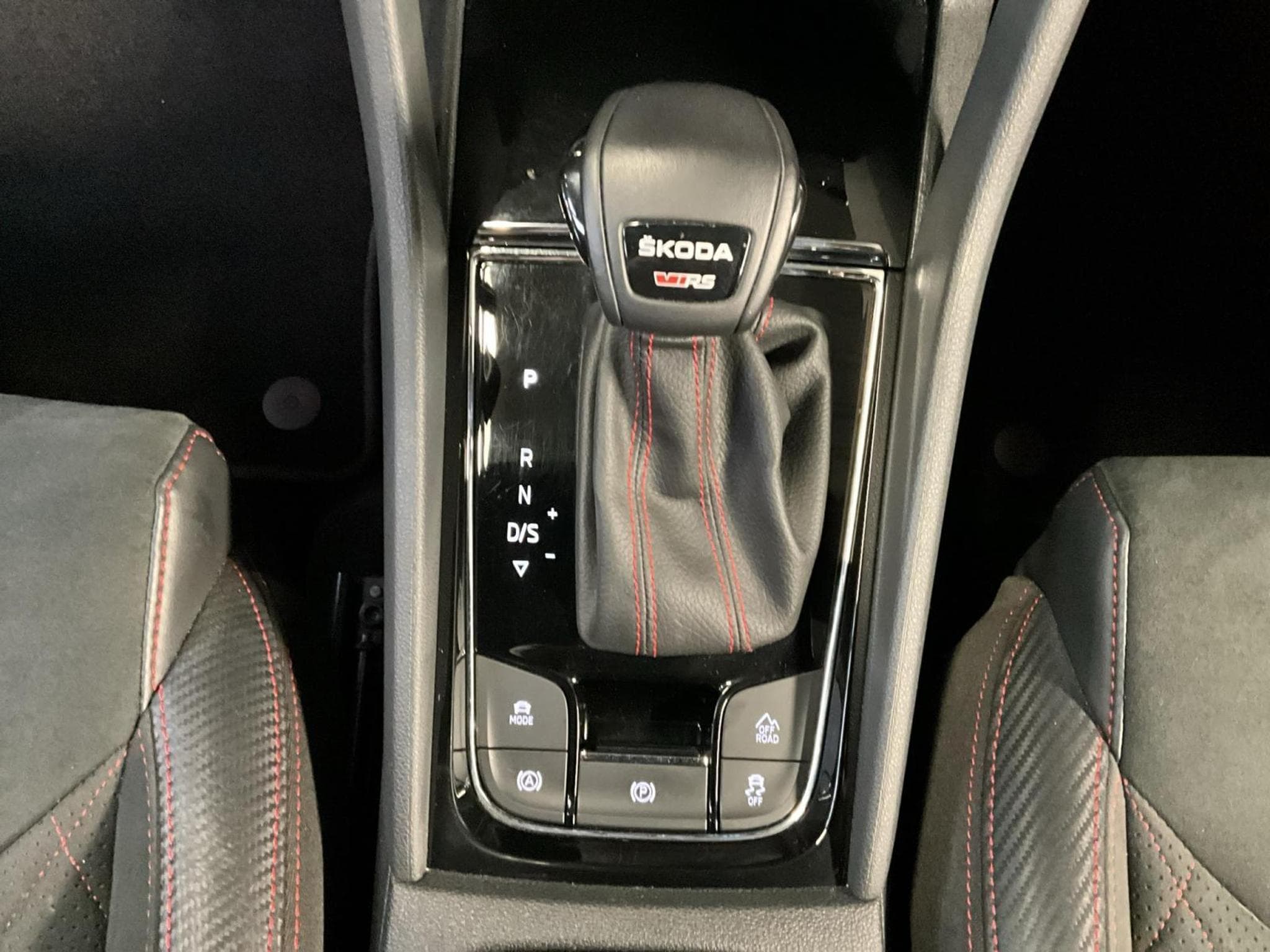 Skoda Kodiaq RS+DSG+4x4+AHK (2023) - Foto 12