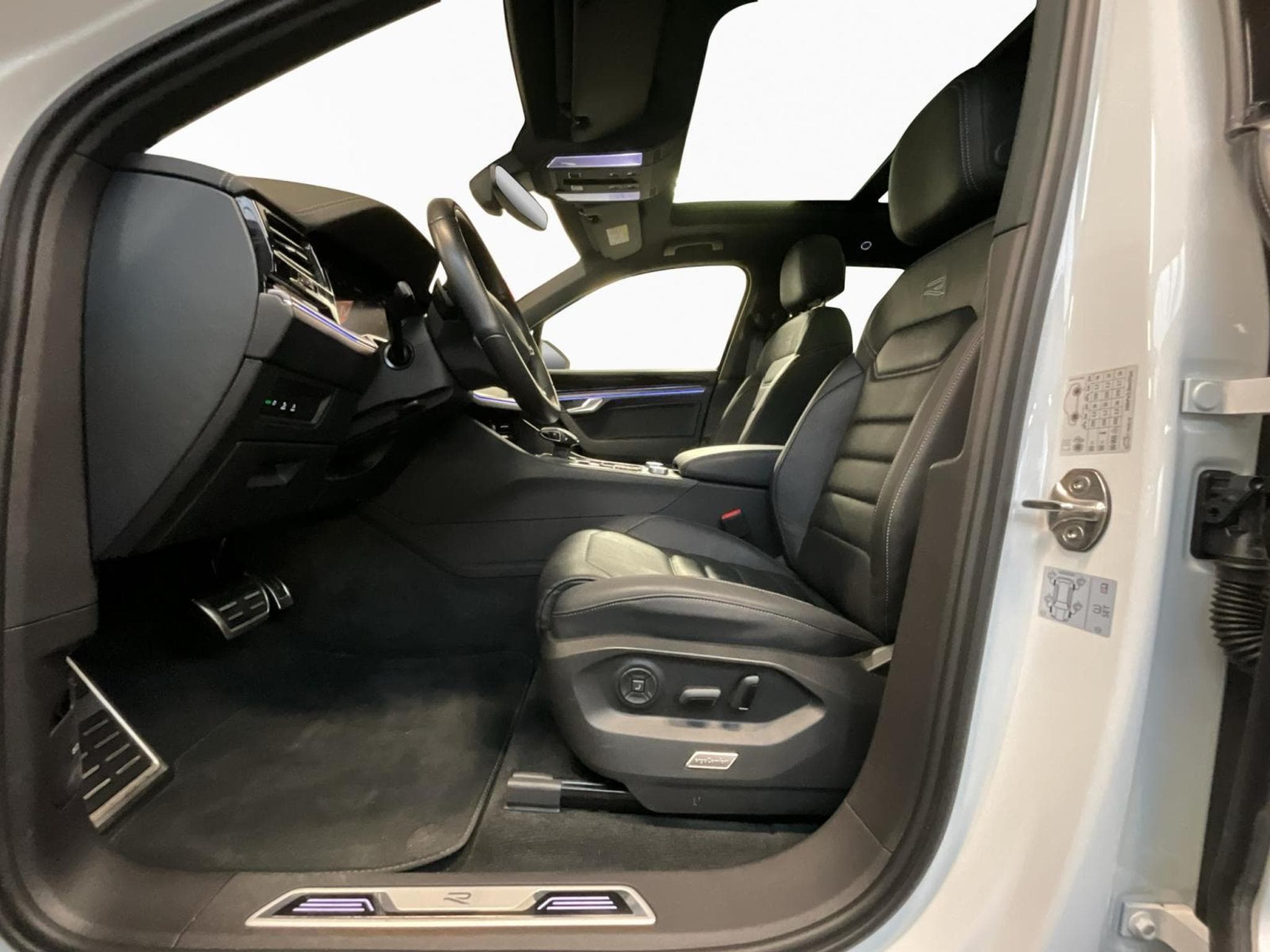 VW Touareg R-Line+V6+Aut.+Black-Style+4M+Pano (2024) - Photo 9