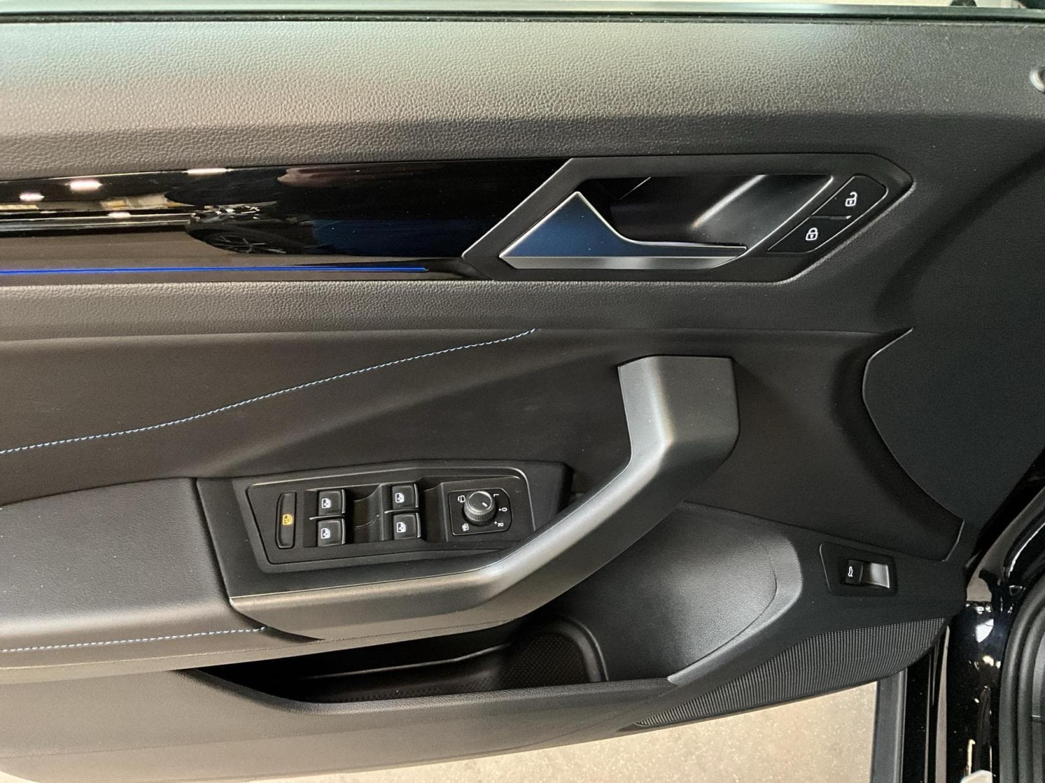 VW T-Roc R+DSG7+4M+LM19+P.Travel+Pano (2024) - Foto 14