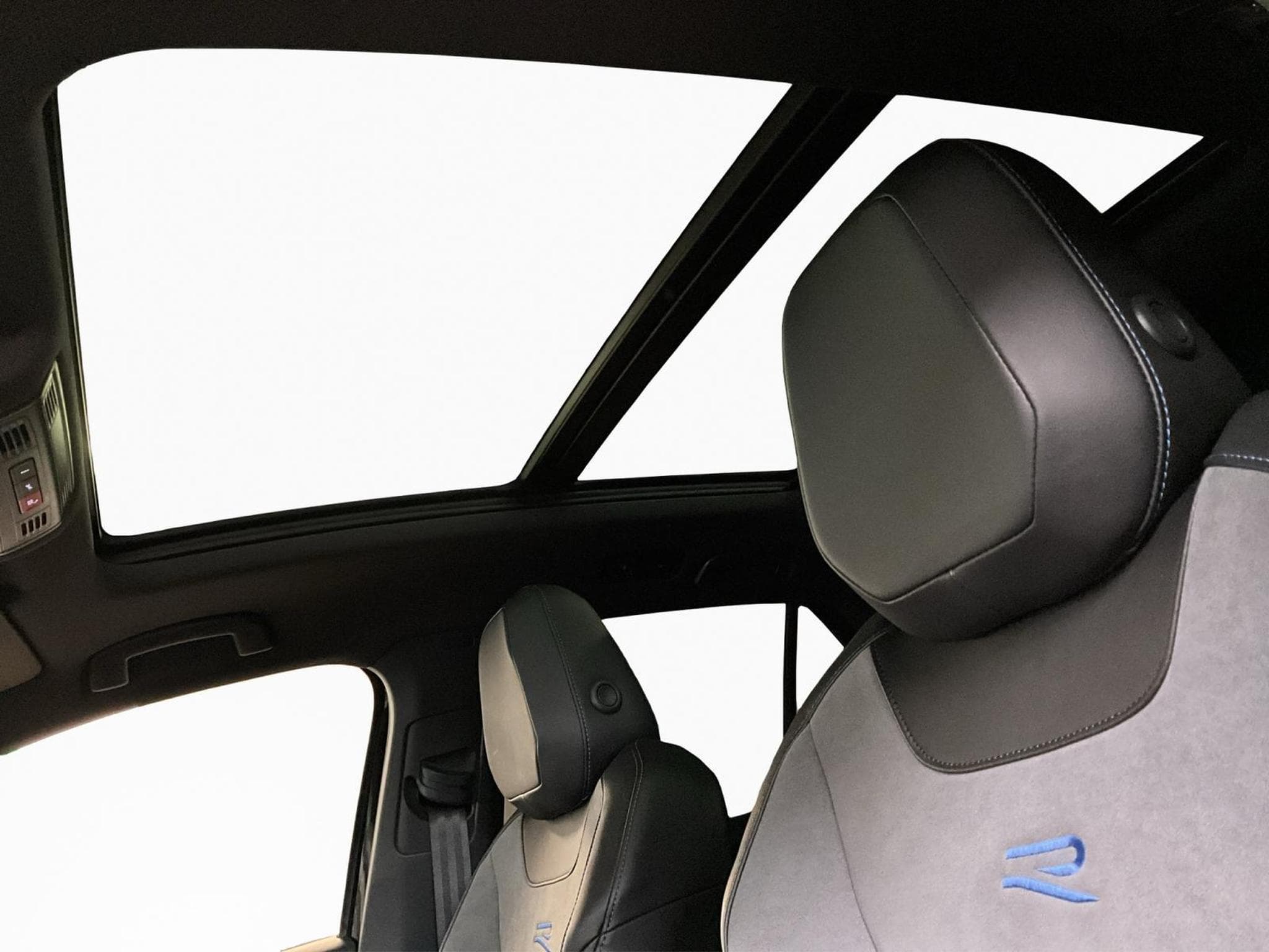 VW T-Roc R+DSG7+4M+LM19+P.Travel+Pano (2024) - Foto 15