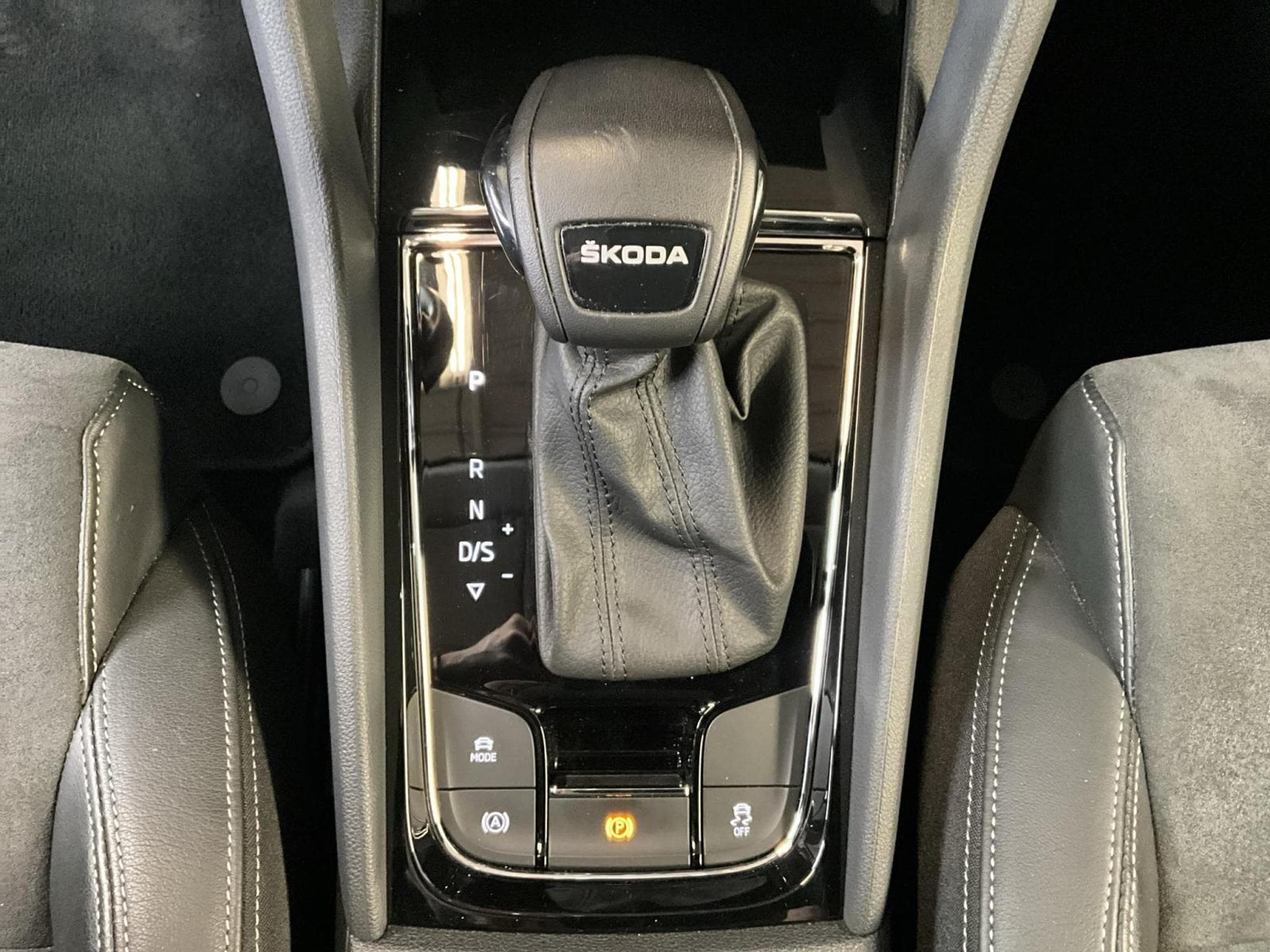 Skoda Karoq Style+DSG+AHK+P.Convenience (2022) - Foto 14