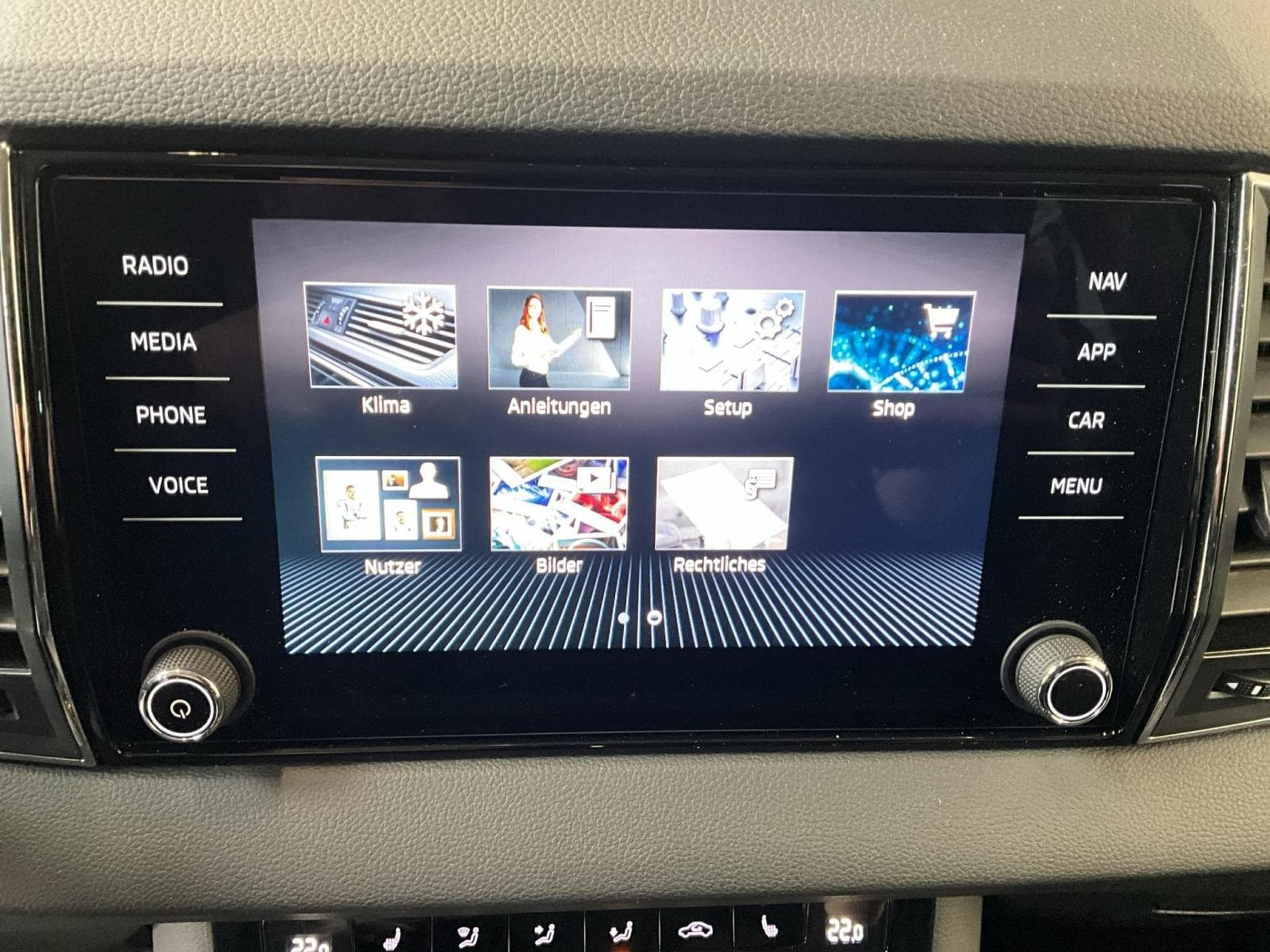 Skoda Karoq Style+DSG+AHK+P.Convenience (2022) - Foto 17