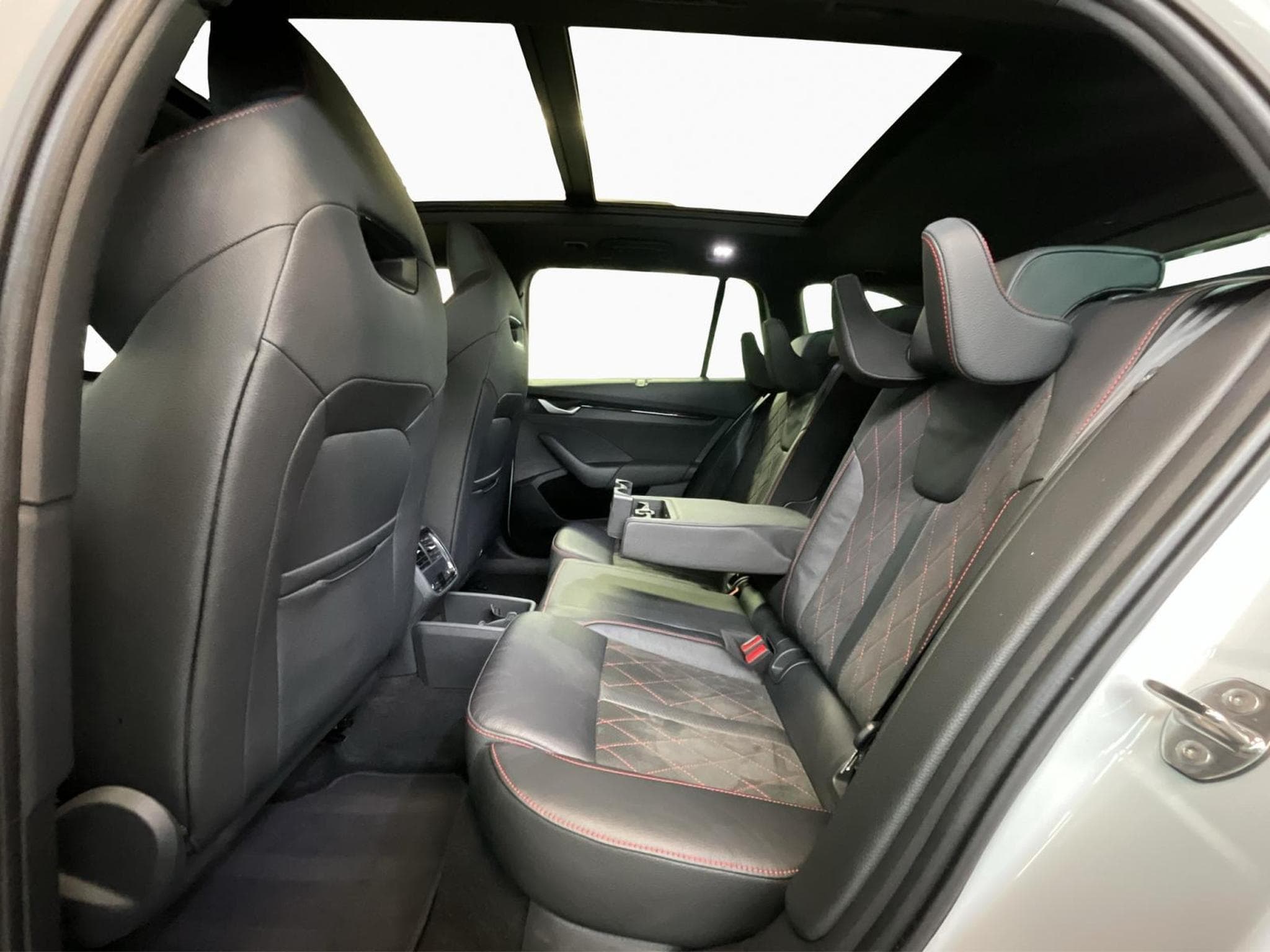 Skoda Octavia RS+DSG+Pano+SUEDIA+AHK (2025) - Photo 16