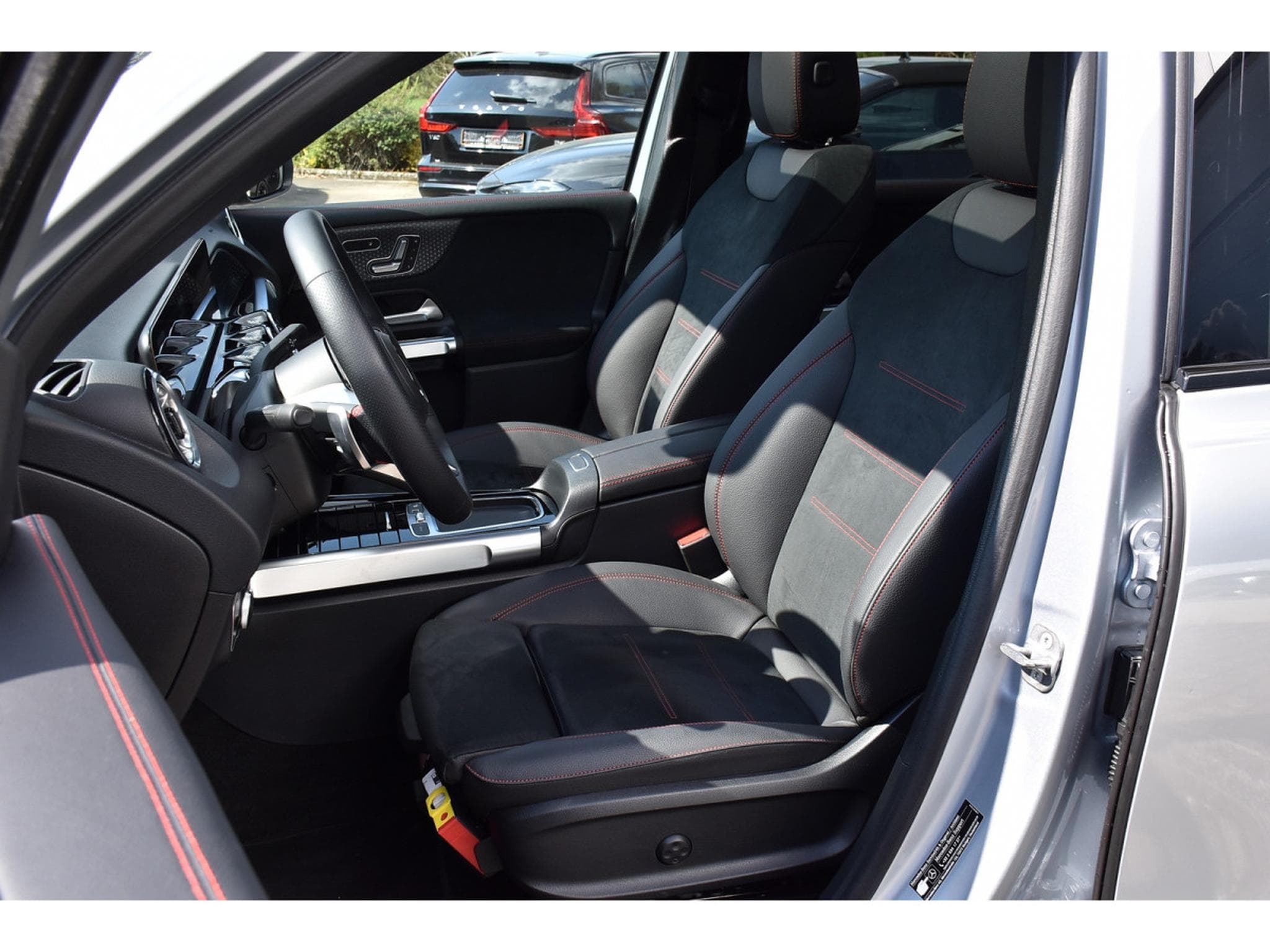 Mercedes GLB 220 4Matic AMG Line 8G-DCT  7 PL. MEMO PANO NIGHT ACC CAM360 1°M (2025) - Foto 6