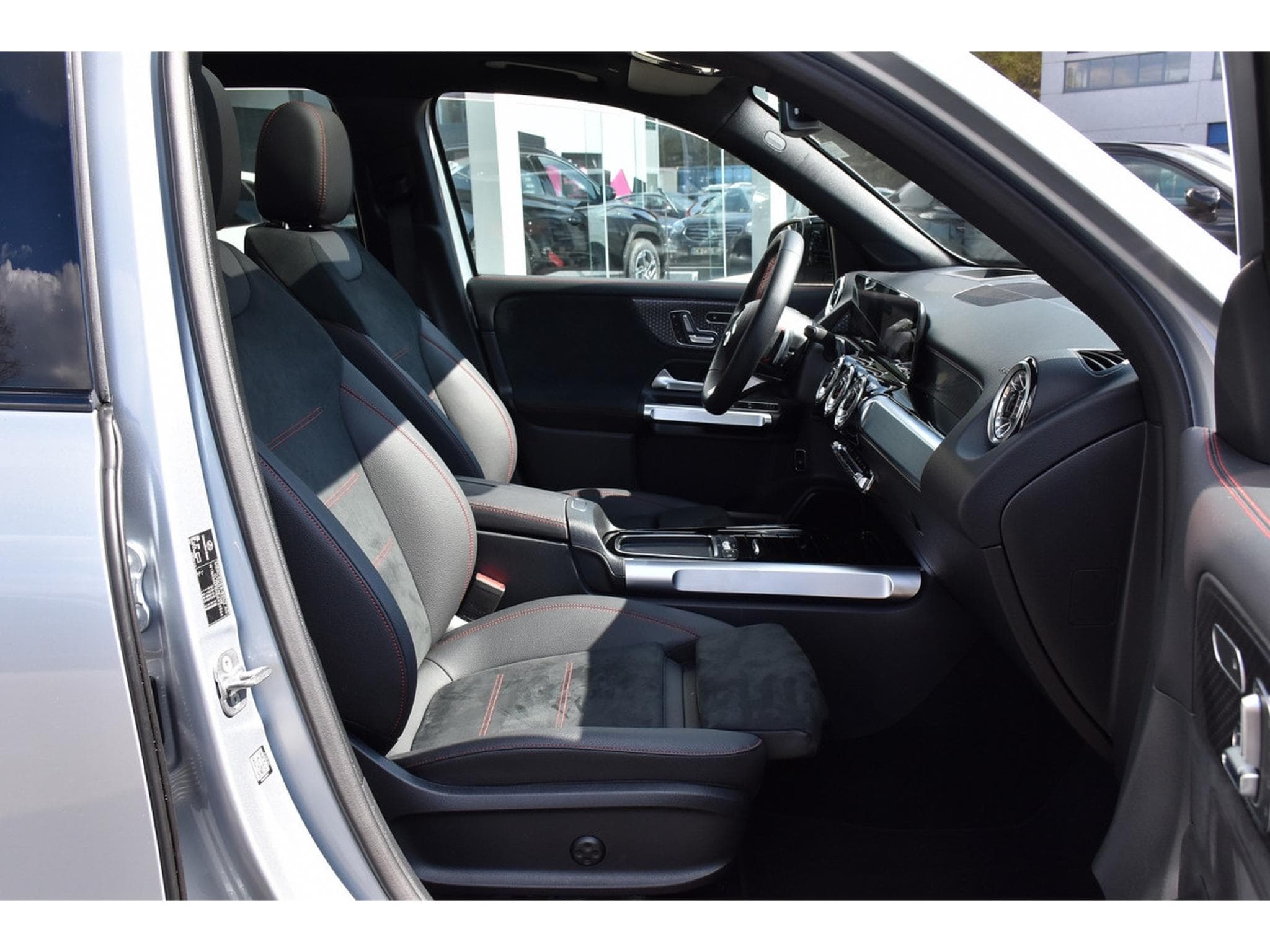 Mercedes GLB 220 4Matic AMG Line 8G-DCT  7 PL. MEMO PANO NIGHT ACC CAM360 1°M (2025) - Foto 7