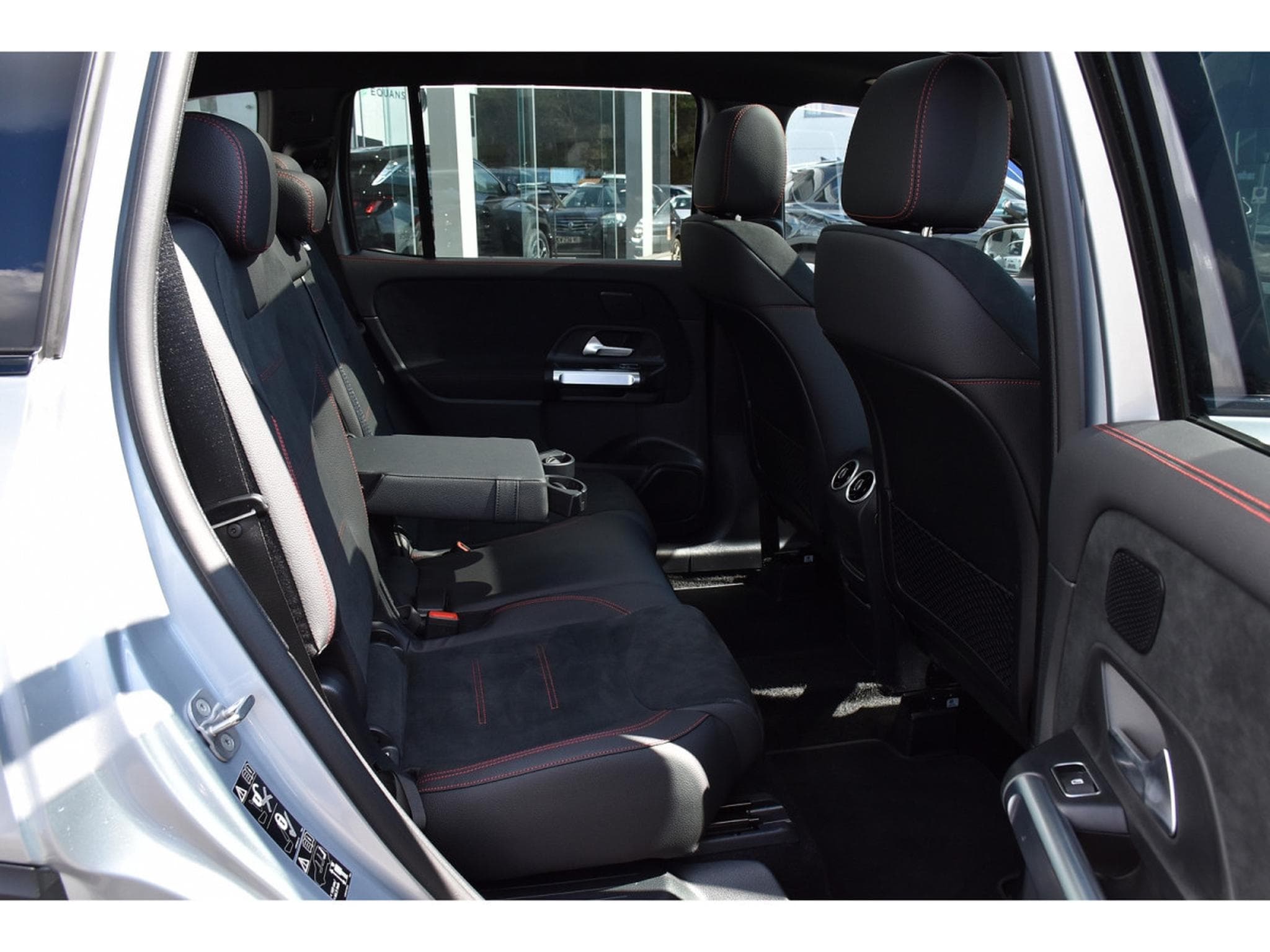 Mercedes GLB 220 4Matic AMG Line 8G-DCT  7 PL. MEMO PANO NIGHT ACC CAM360 1°M (2025) - Foto 8