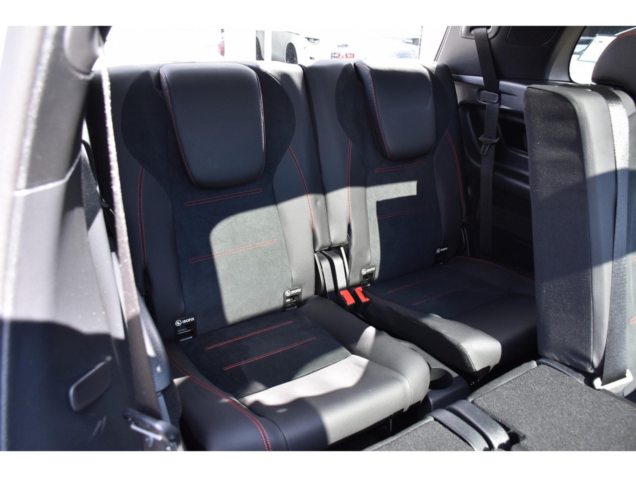 Mercedes GLB 220 4Matic AMG Line 8G-DCT  7 PL. MEMO PANO NIGHT ACC CAM360 1°M (2025) - Foto 9