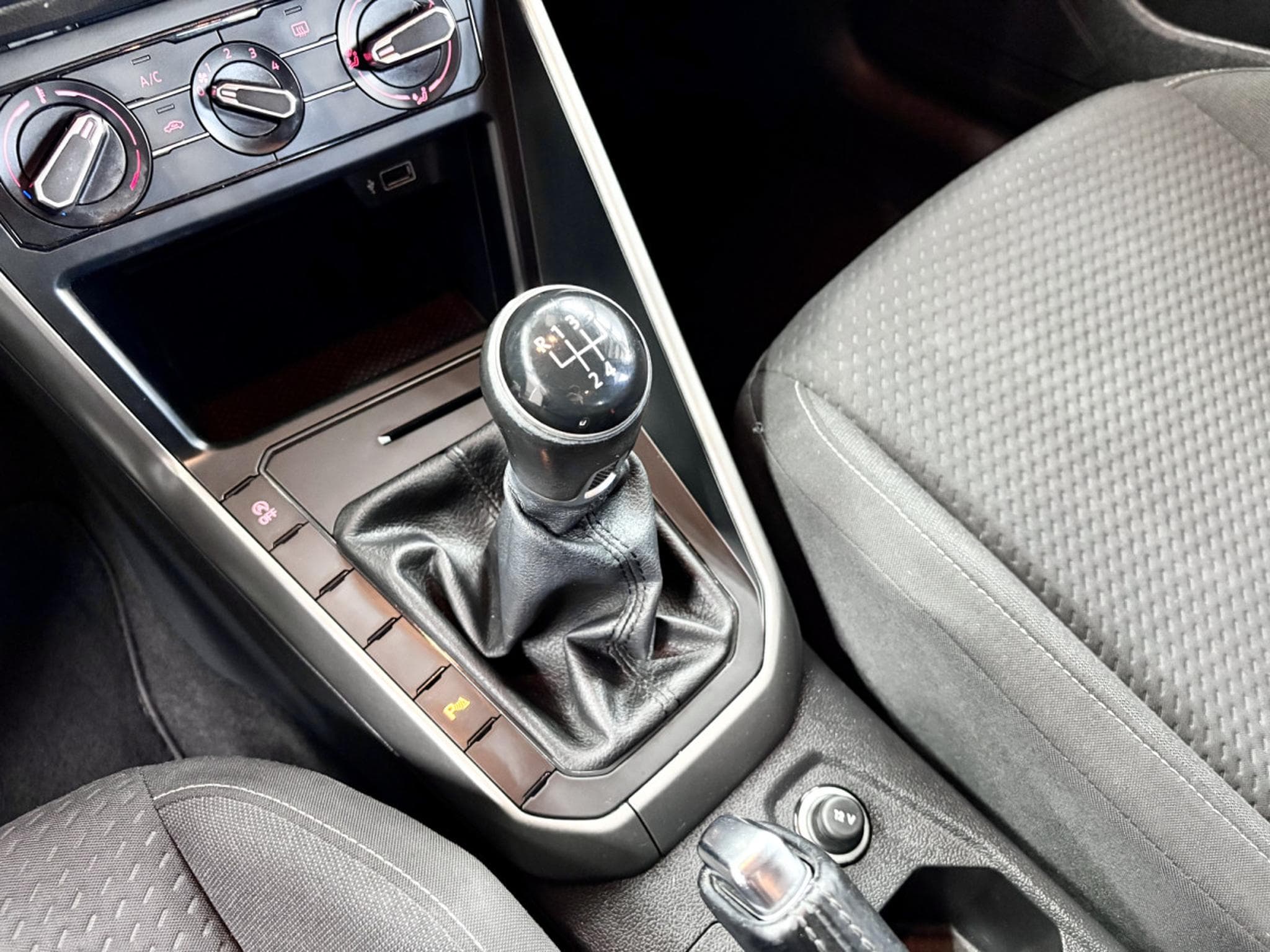 VW Polo VI Comfortline 1.0 TSI 95 CV *NAVI* REG. VITESSE* (2018) - Photo 14