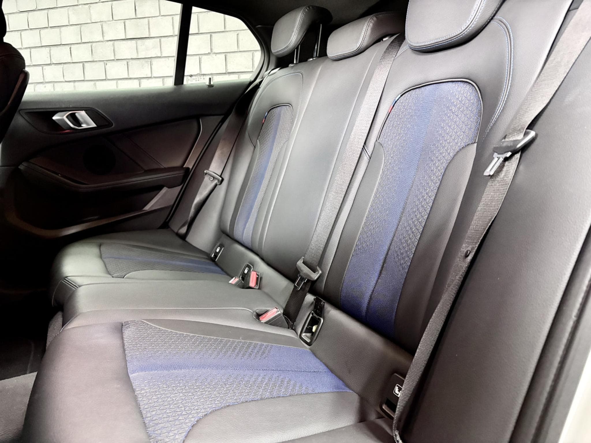 BMW 118 D M-Sport 2.0 150CV *BLACK PACK* 19" * ALARME* (2023) - Foto 24