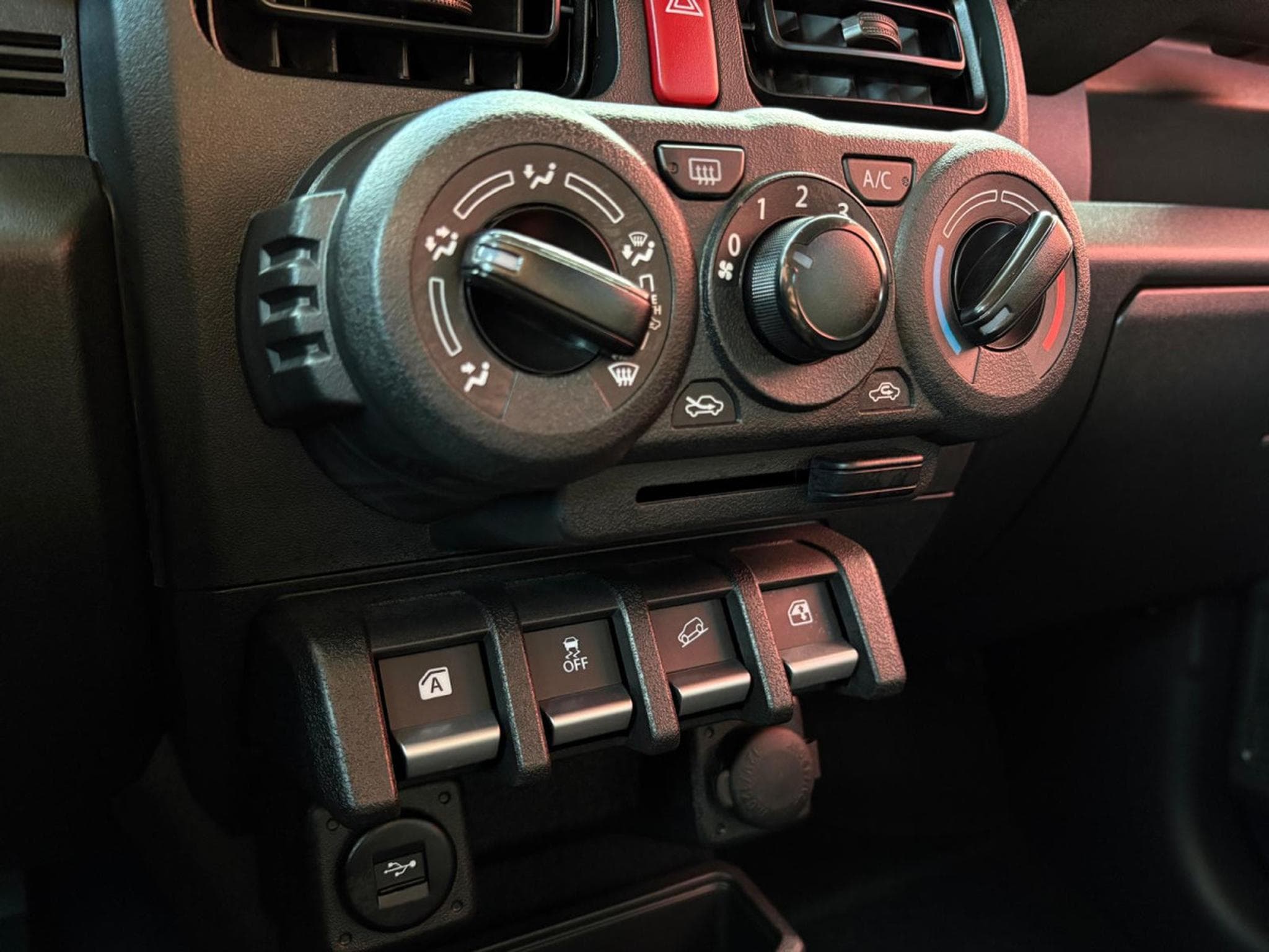 Suzuki Jimny 1.5 4WD ALLGRIP 5 PORTES (2025) - Photo 17