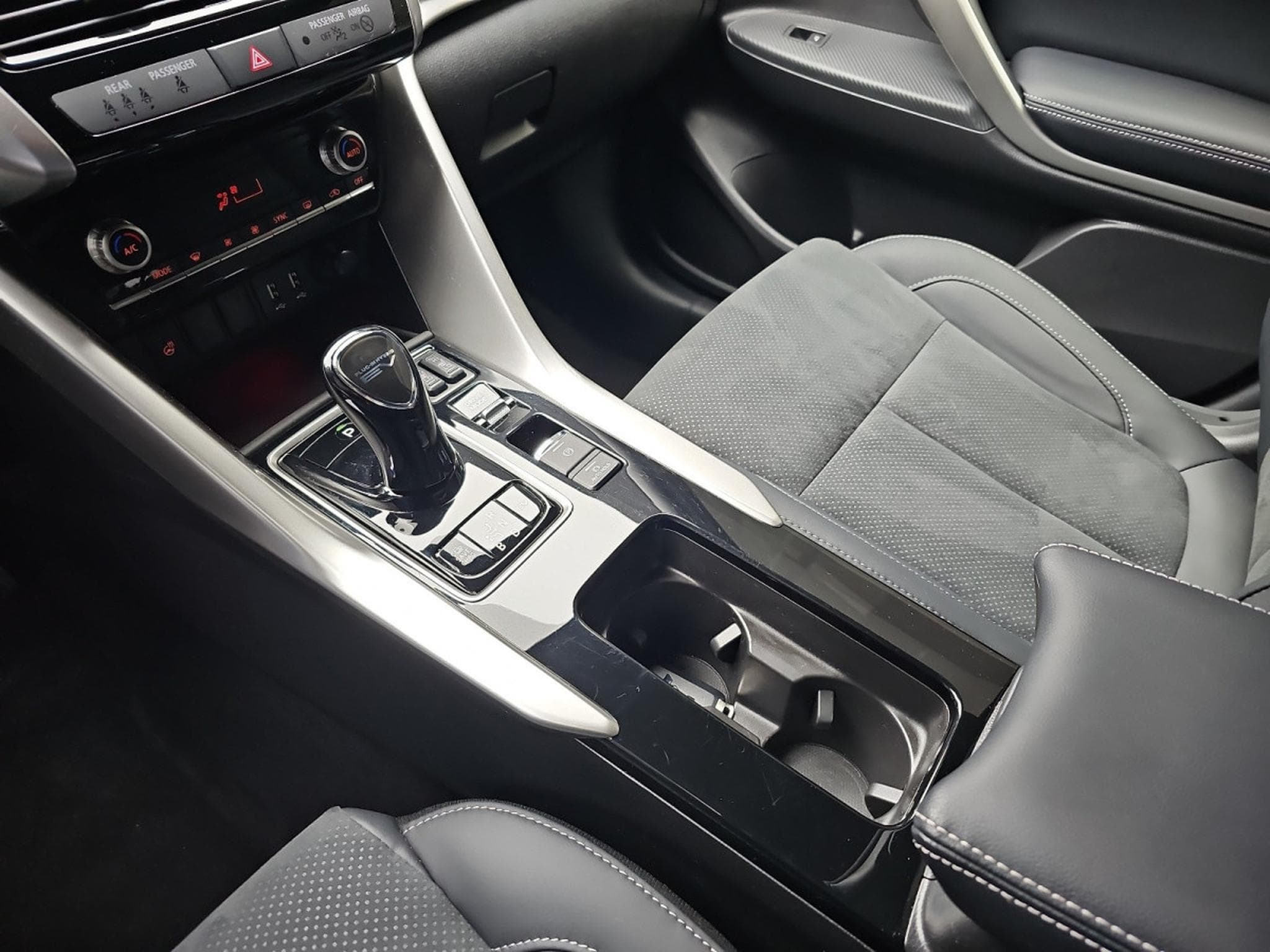 Mitsubishi Eclipse Cross 2.4 MIVEC PHEV CVT Select (2025) - Photo 11