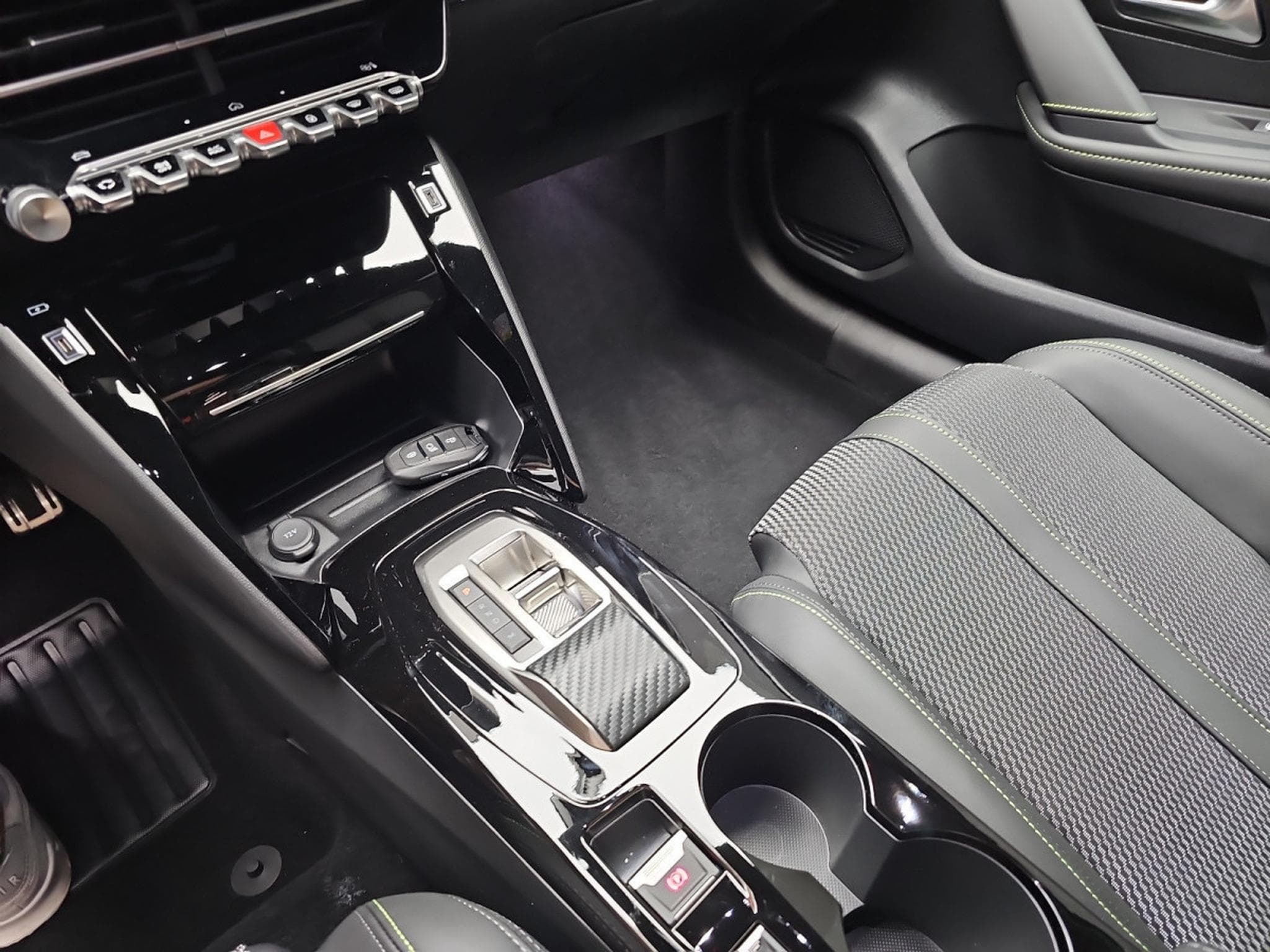 Peugeot 208 1.2 PureTech Hýbrid 110 E-DSC6 GT (2025) - Photo 13