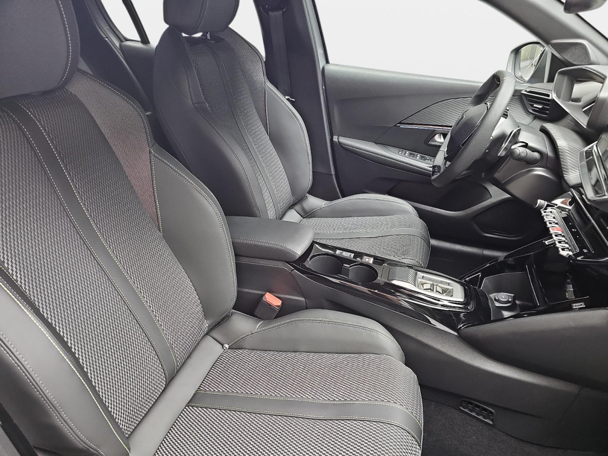 Peugeot 208 1.2 PureTech Hýbrid 110 E-DSC6 GT (2025) - Photo 8