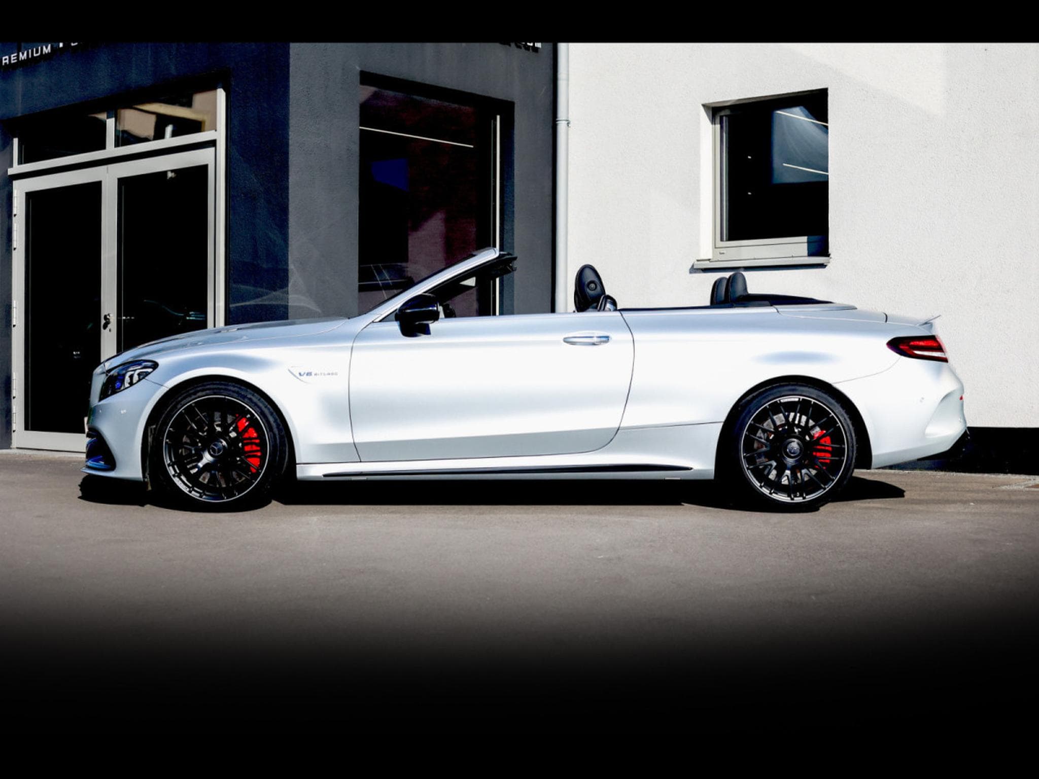 Mercedes C 63 AMG S AMG CABRIOLET (510 CH) – PACK NIGHT - IRIDIUM-SILBER (2020) - Foto 2